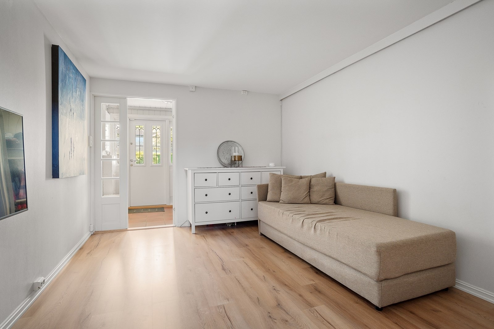 Kjellerstuen ble pusset opp i 2016. Revet gulvteppe, støpt nytt gulv, gips på vegger og tak. Nytt gulv. Galleribilde