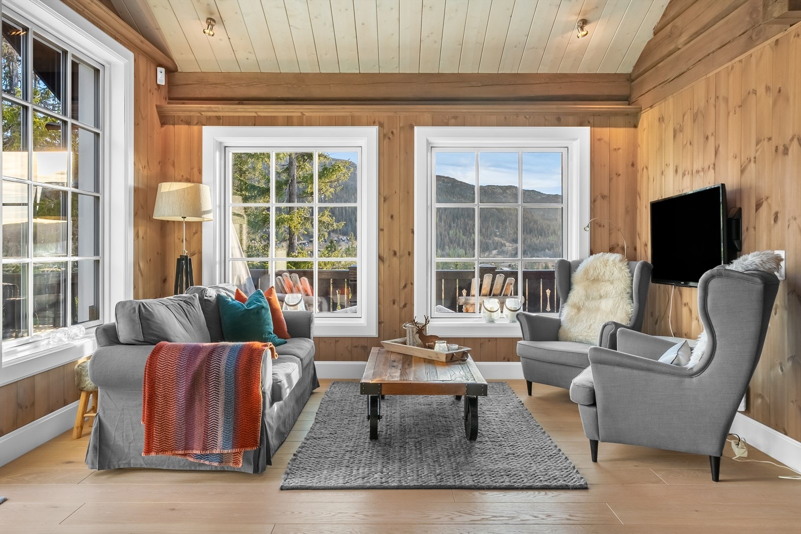 Store vinduer slipper inn rikelig med dagslys fra flere retninger, samtidig som utsikten mot naturen kan nytes fra store deler av rommet. Galleribilde
