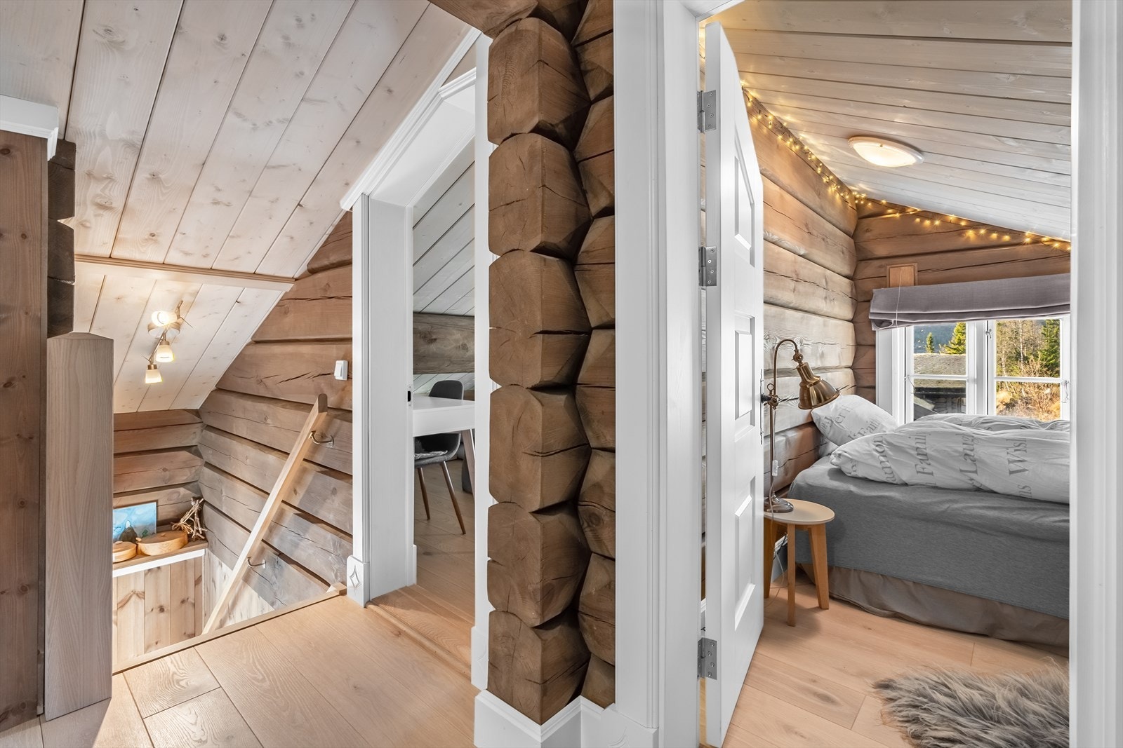 Fra entréen fører en trapp opp til en romslig loftstue, ideell som TV-stue, ungdomsrom eller lekerom for barna. Galleribilde