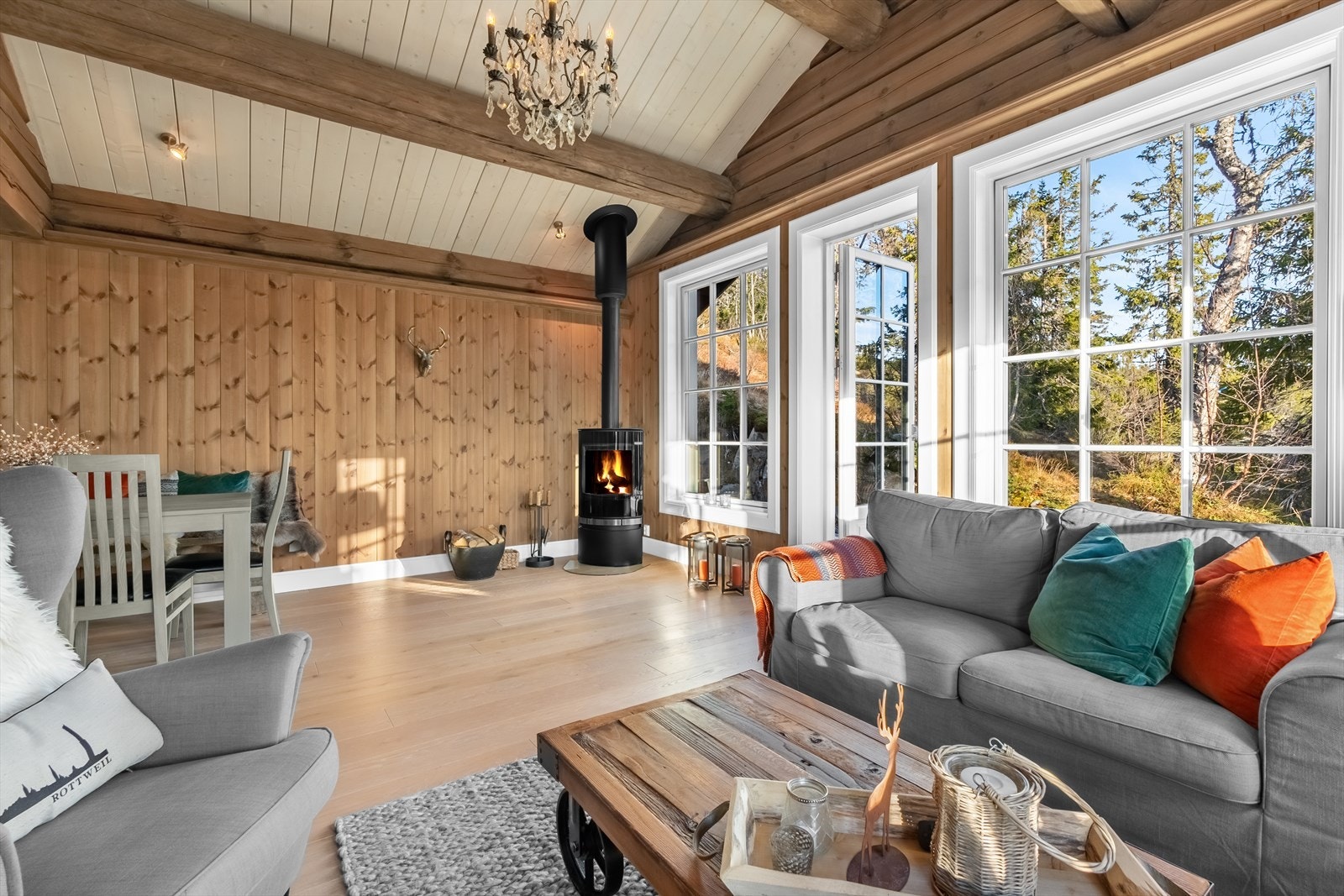 Midt i stuen står en moderne peisovn, som sørger for både varme og hyggelig stemning på kalde dager. Galleribilde
