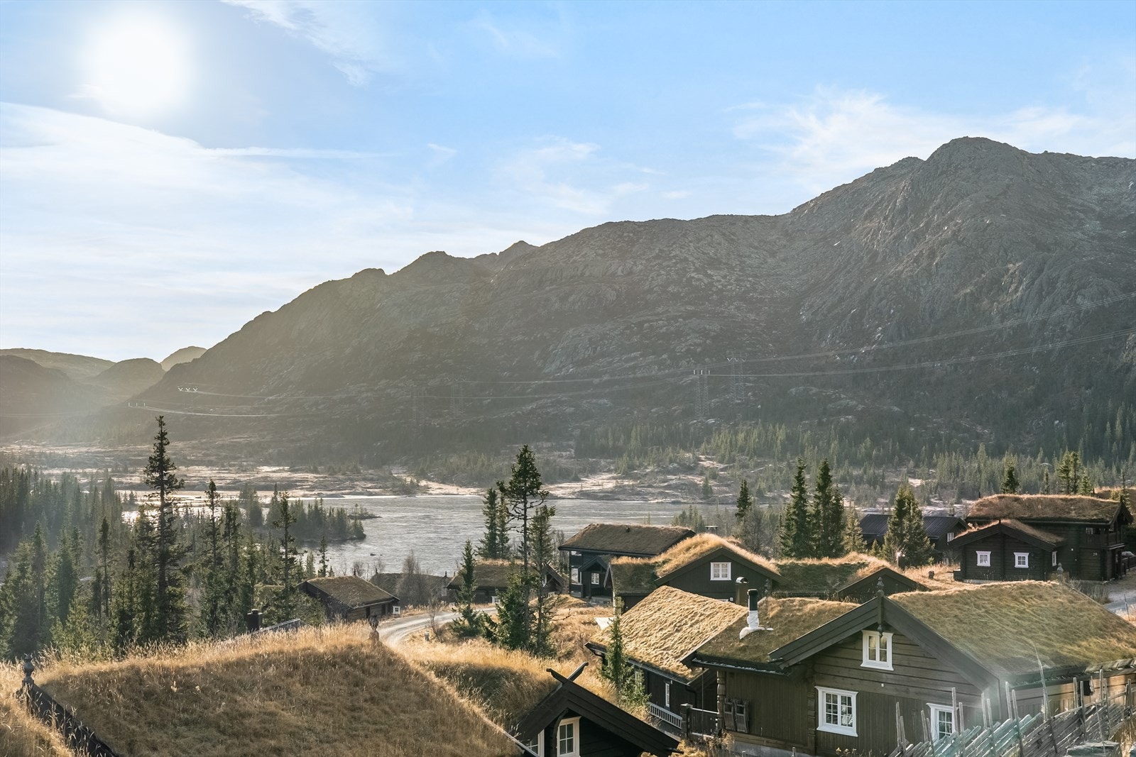 Hytta ligger idyllisk til med fantastisk utsikt og solrike uteplasser, perfekt for både sommer og vinter. Galleribilde