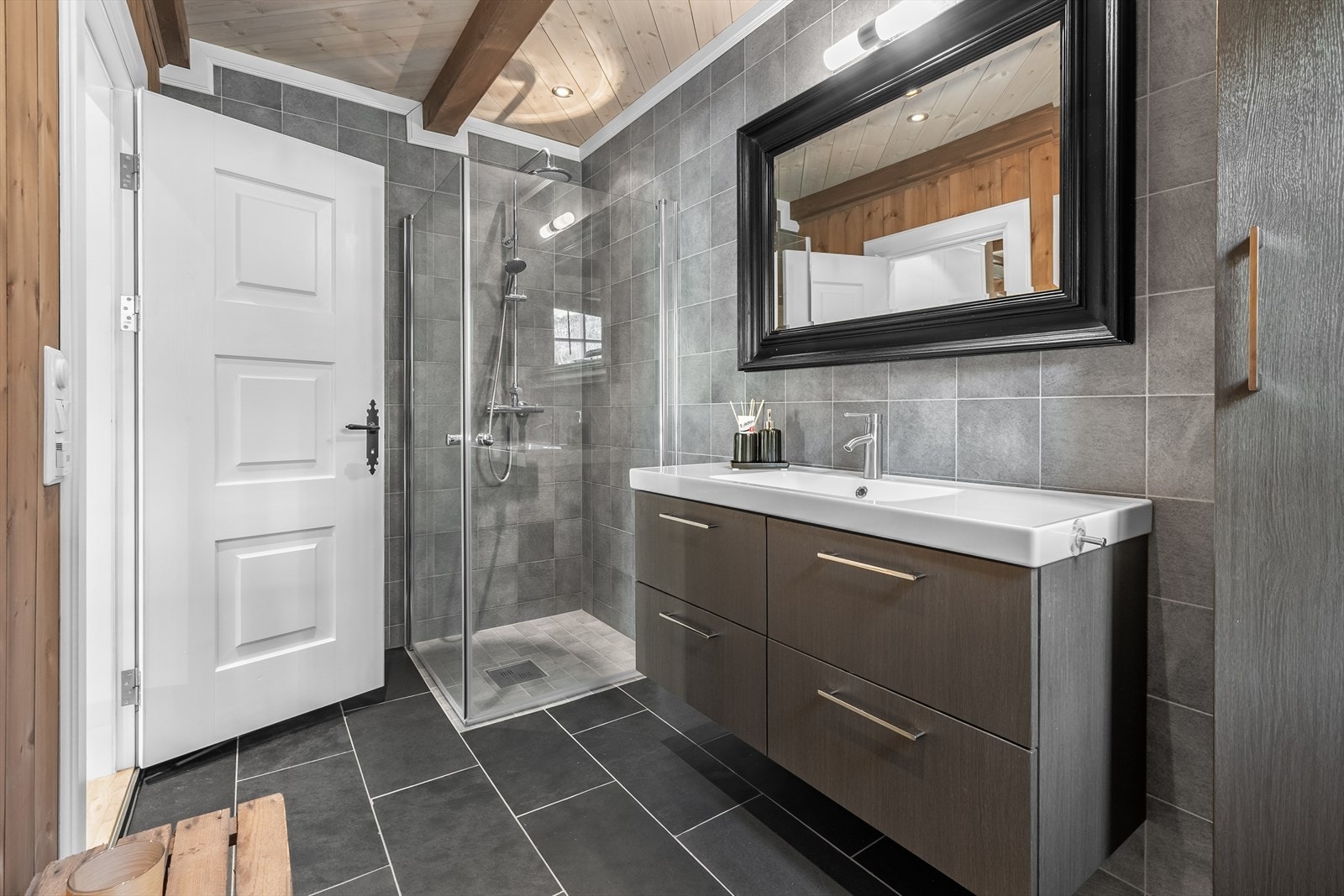 Badet i 1. etasje er fra byggeåret og har flislagt gulv med varmekabler og sokkelflis. Galleribilde