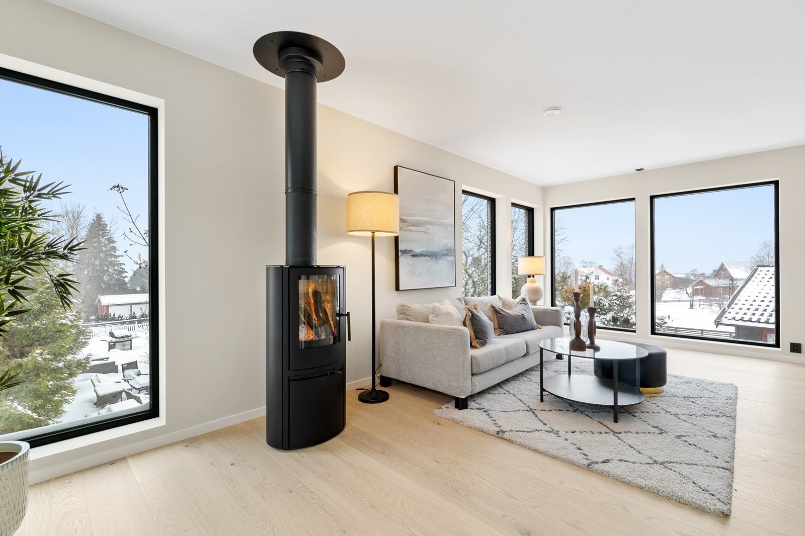 Lekker peis som varmer godt på kalde dager, i tillegg har boligen balansert ventilasjon Galleribilde