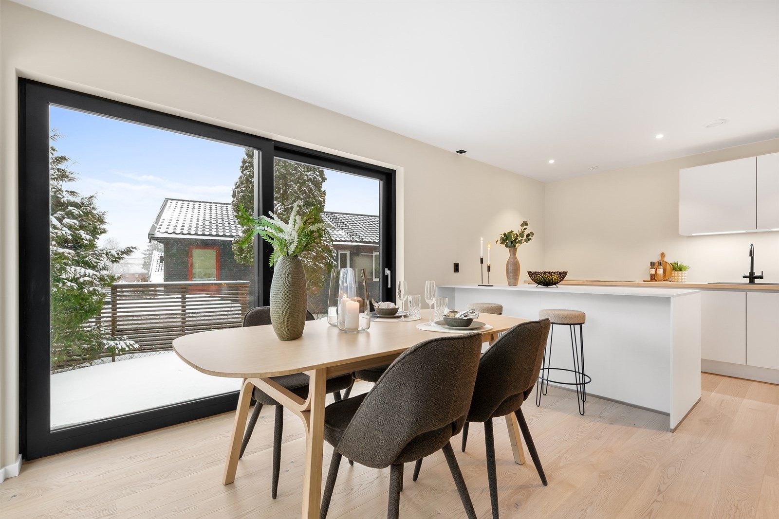 Romslig med plass til stort spisebord for hele familien Galleribilde
