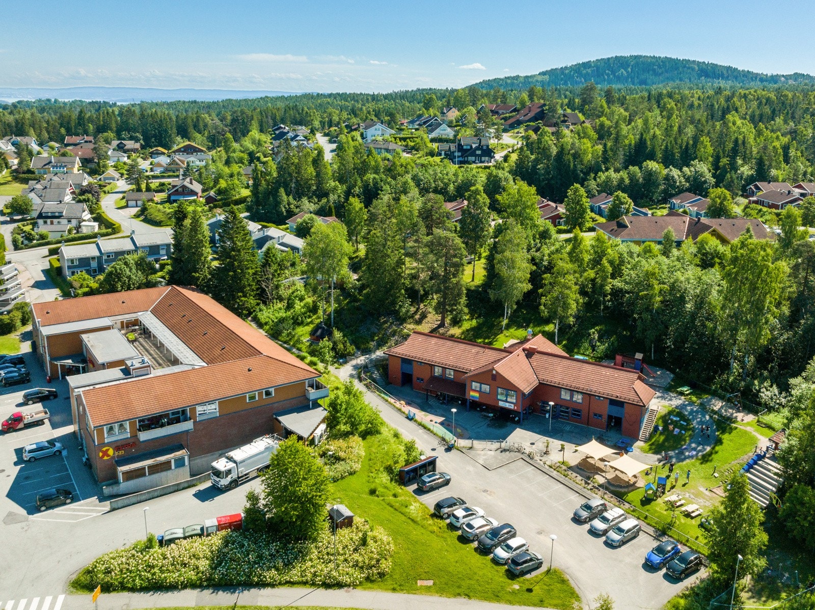 Nærmeste barnehage er Vardåsen barnehage. Det ligger også flere andre barnehager i nærområdet. Galleribilde