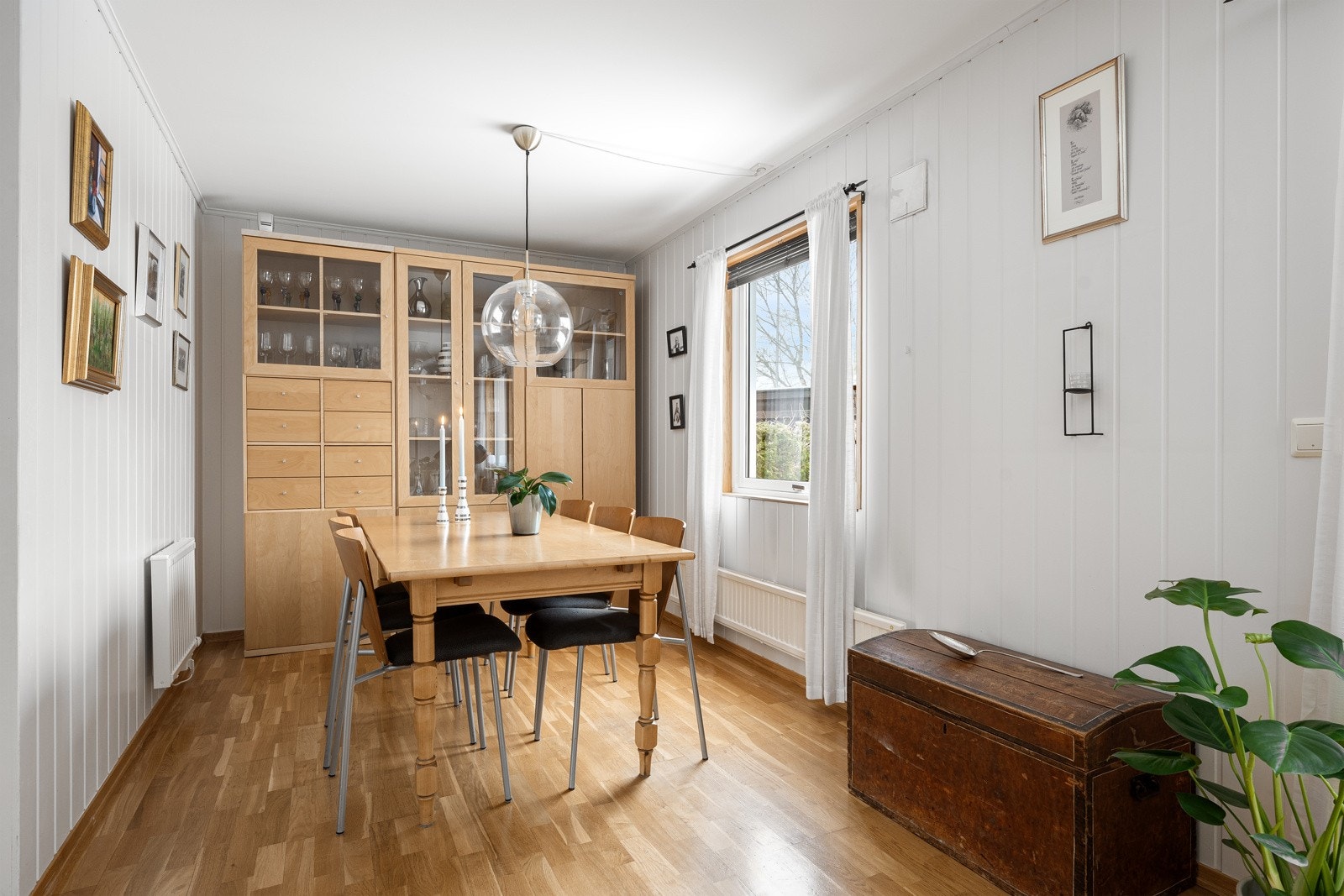 Spisestue har god plass til langbord, perfekt for den som er glad i å invitere familie og venner på god mat og drikke. Galleribilde