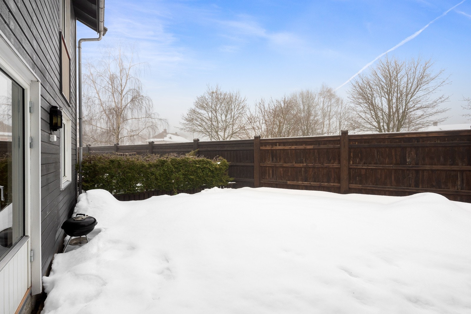Fra stuen er det utgang til en terrasse med god plass til flere soner med utemøbler. Galleribilde