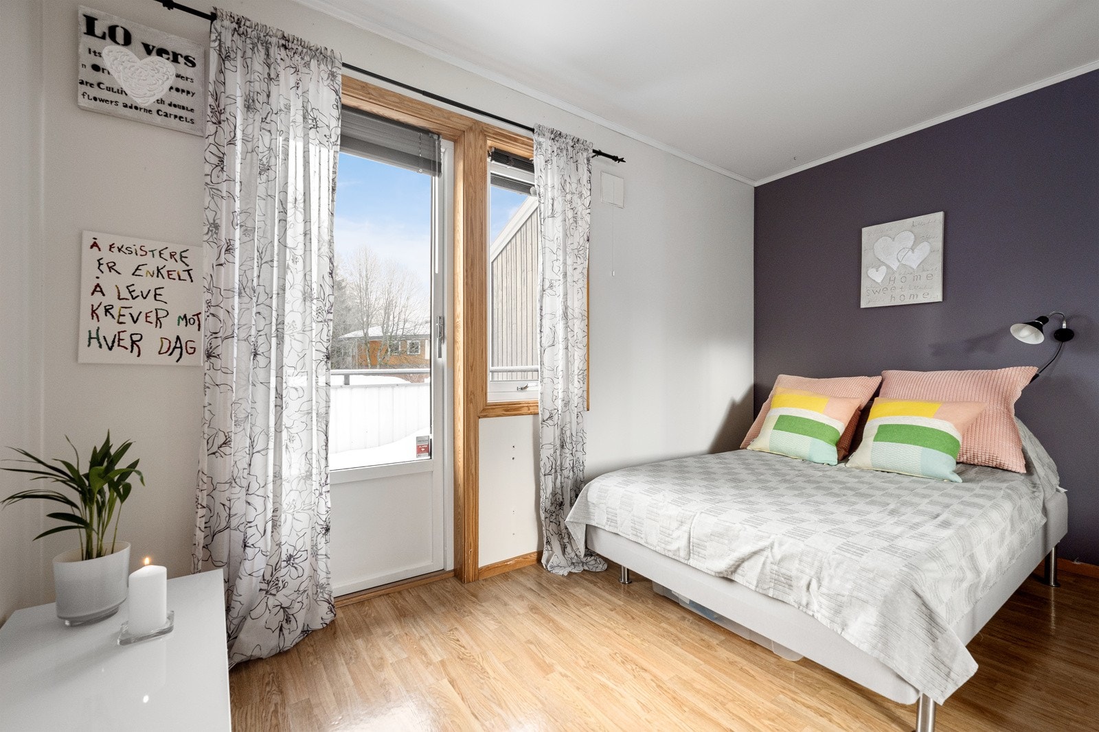 Soverom 1 har god plass til dobbeltseng og nattbord. Galleribilde