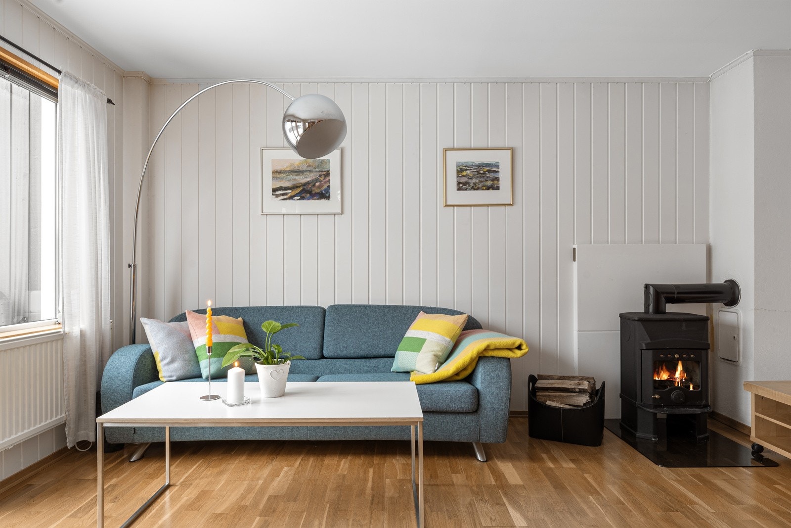 Det er god plass til en romslig sofagruppe med plass til både familie og venner. Galleribilde