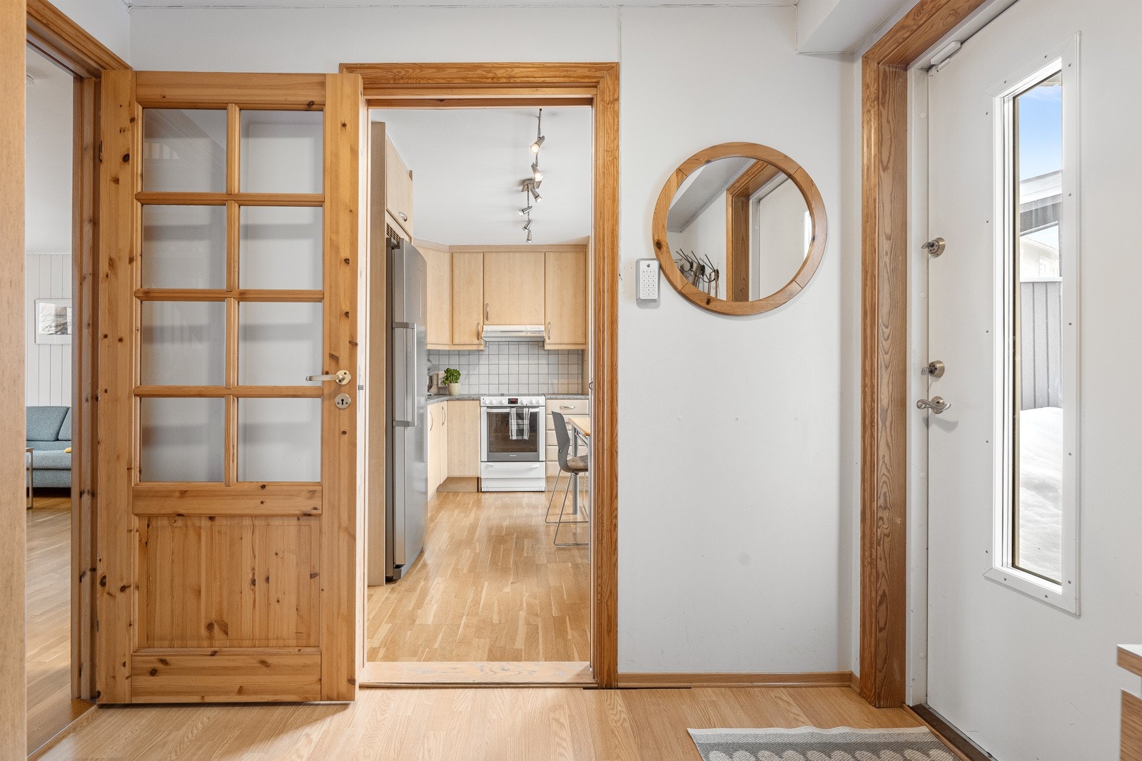 I entreen er det god plass til å henge av seg ytterklær, sette fra seg sko og ta imot gjester. Galleribilde