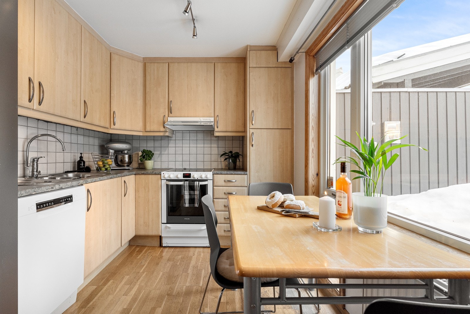 Kjøkkenet har innredning med slette fronter, benkeplate i laminat og avsatt plass til hvitevarer. Galleribilde