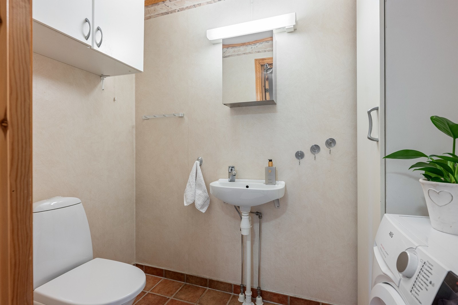 I 1. etasje er det også et vaskerom/gjestetoalett. Galleribilde