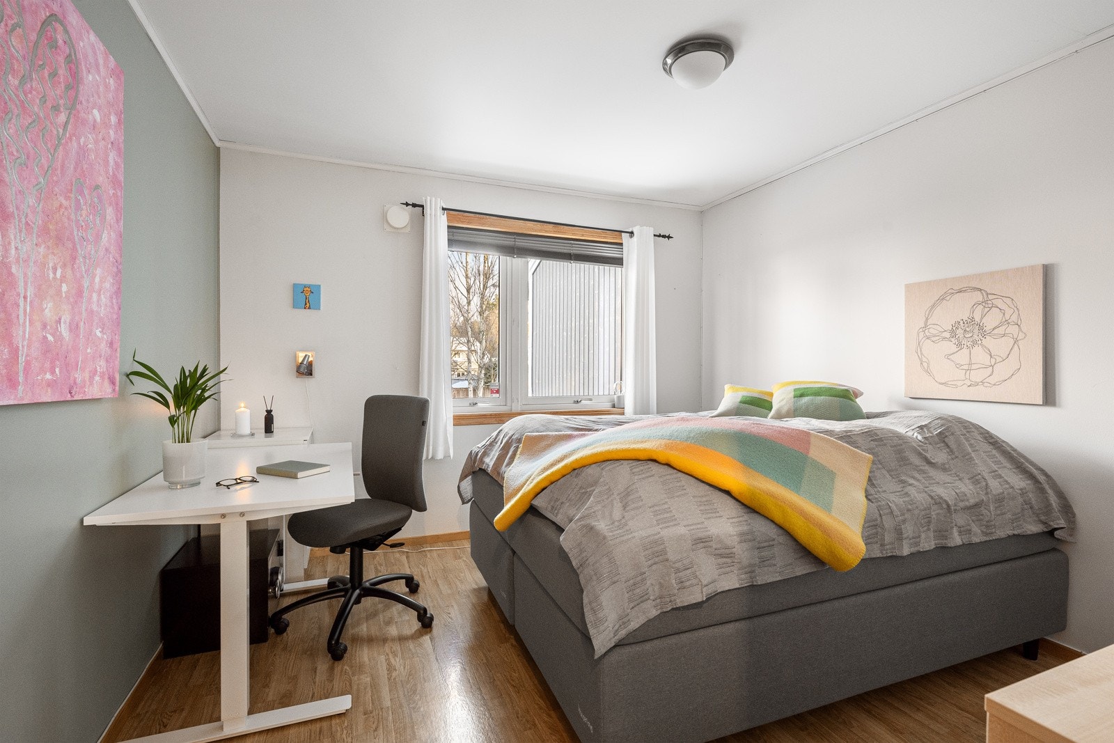 Det er ytterligere to soverom i 2. etasje, her er hovedsoverommet. Galleribilde