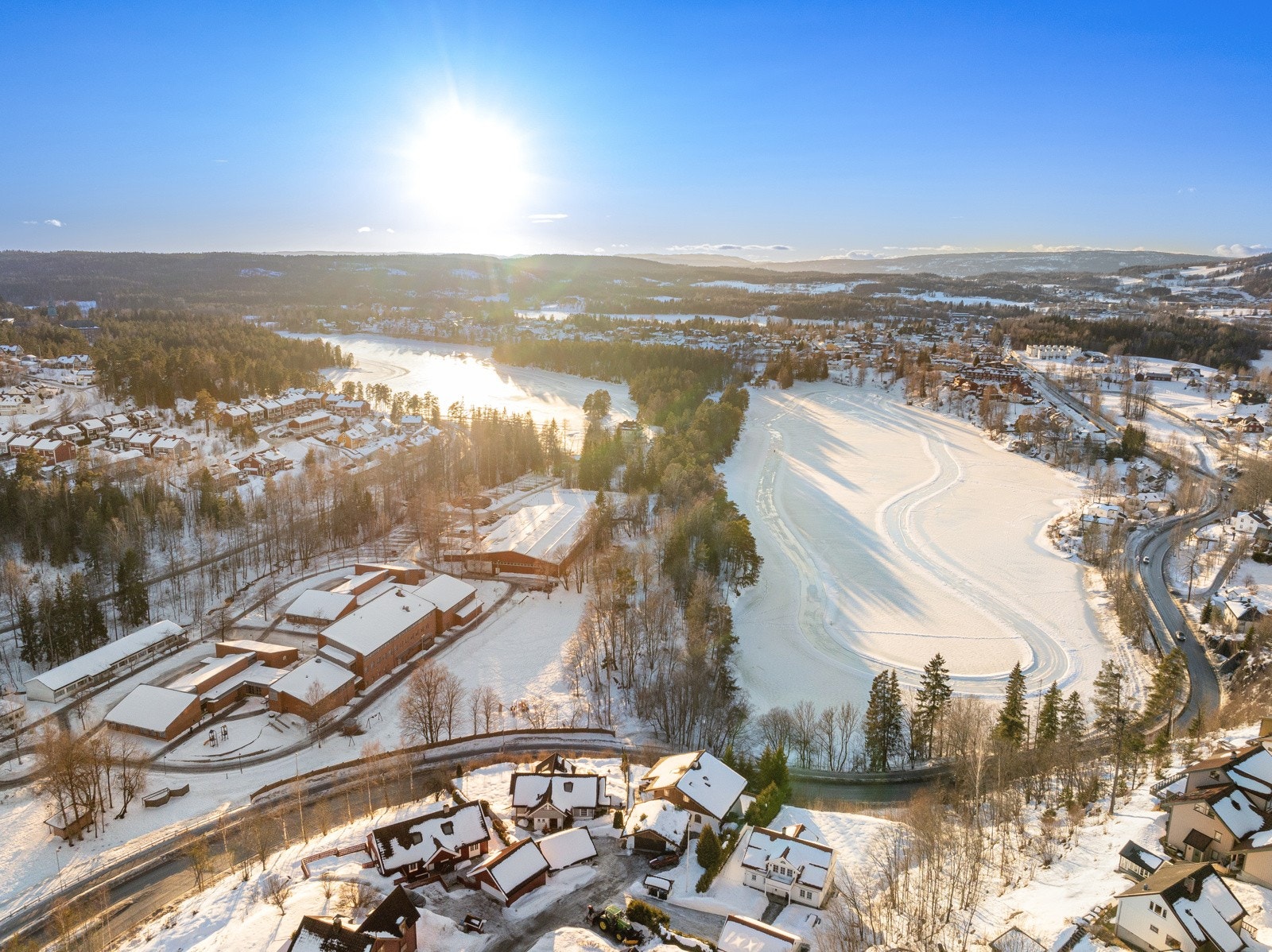Vinterstid kjøres det opp skøytebane på vannet nedenfor skolen. Galleribilde