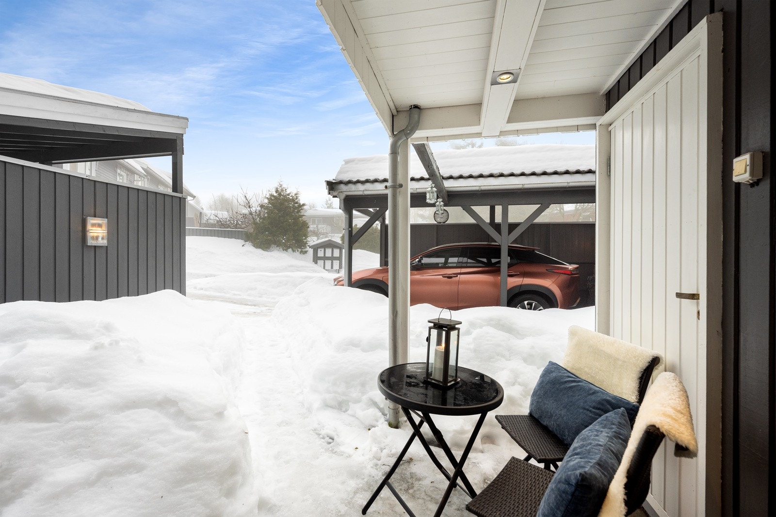 Ved inngangspartiet er det en overbygget uteplass samt adkomst til en utebod på 5 kvm. Galleribilde