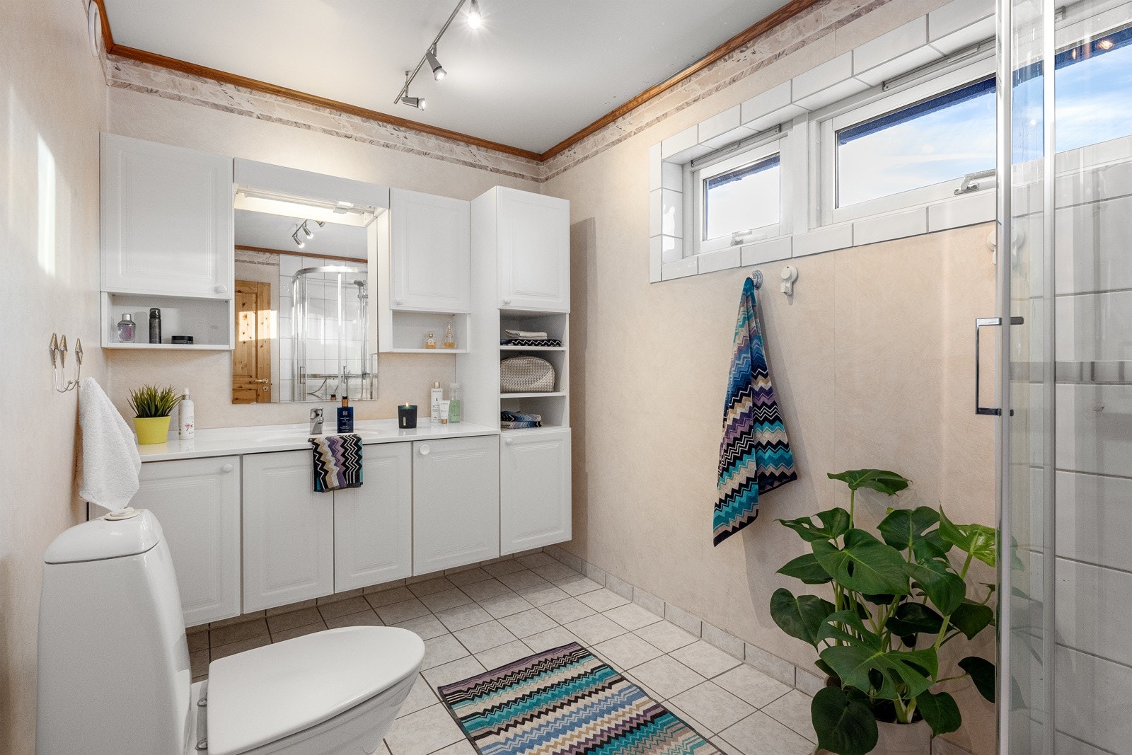 Badet i 2. etasje er av god størrelse og er innredet med toalett, dusjkabinett og baderomsinnredning med servant og godt med oppbevaringsplass. Galleribilde