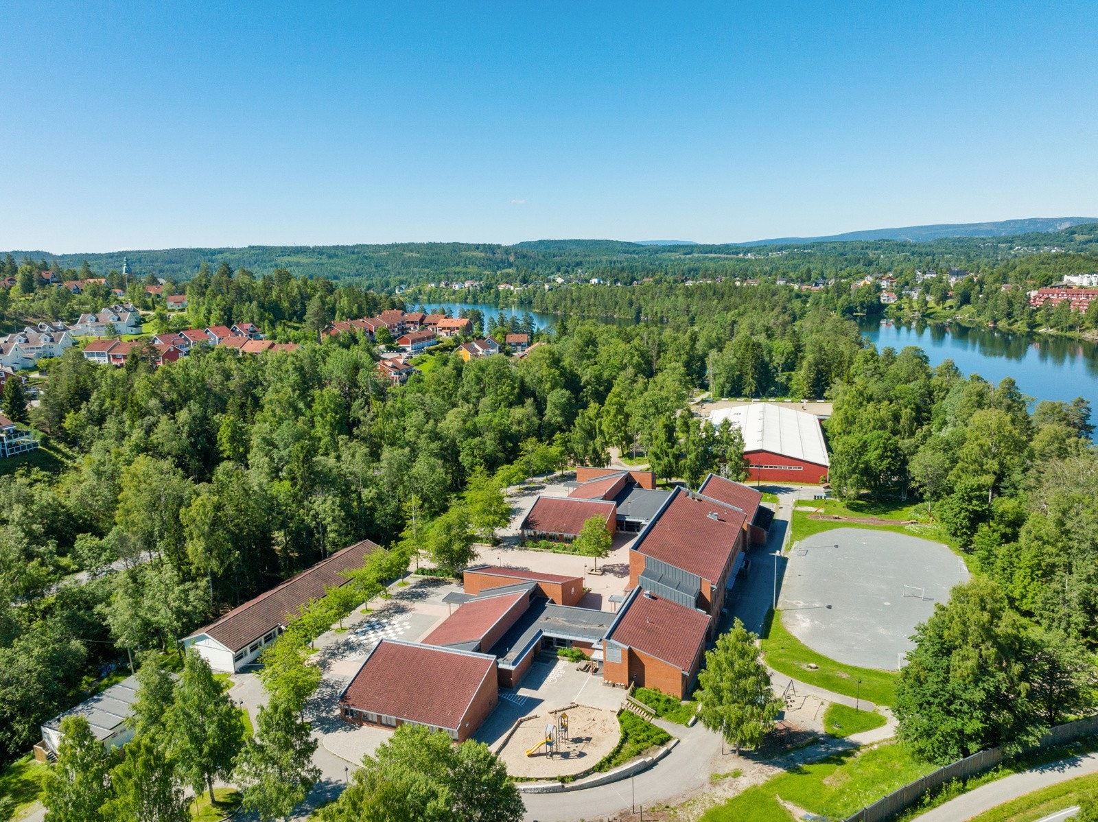 Området sogner til Vardåsen barneskole, hit får barna trygg og fin skolevei. Galleribilde