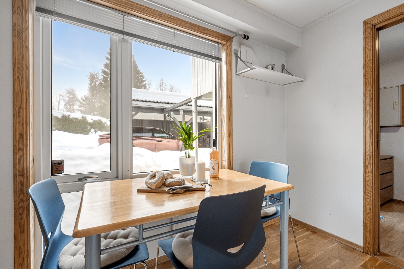 Det er også plass til en hyggelig spiseplass på kjøkkenet, perfekt for hverdagsmåltider. Galleribilde