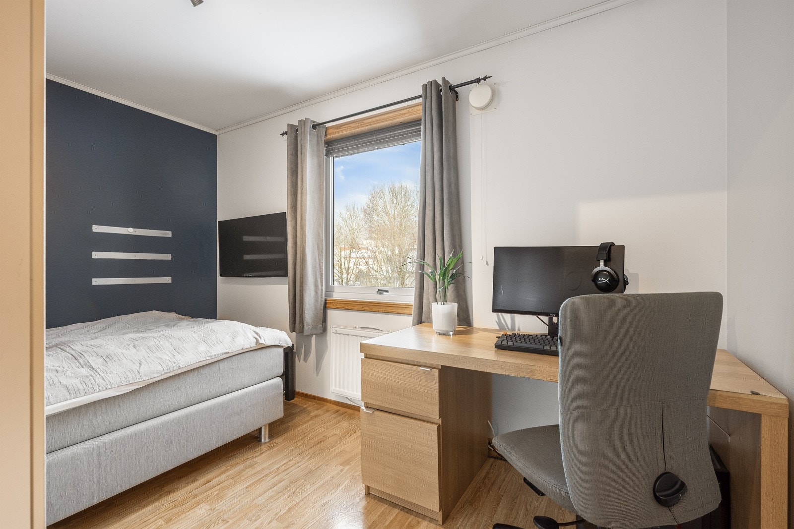 Soverom 3. Rommet har plass til seng, skrivebord og garderobeskap. Galleribilde