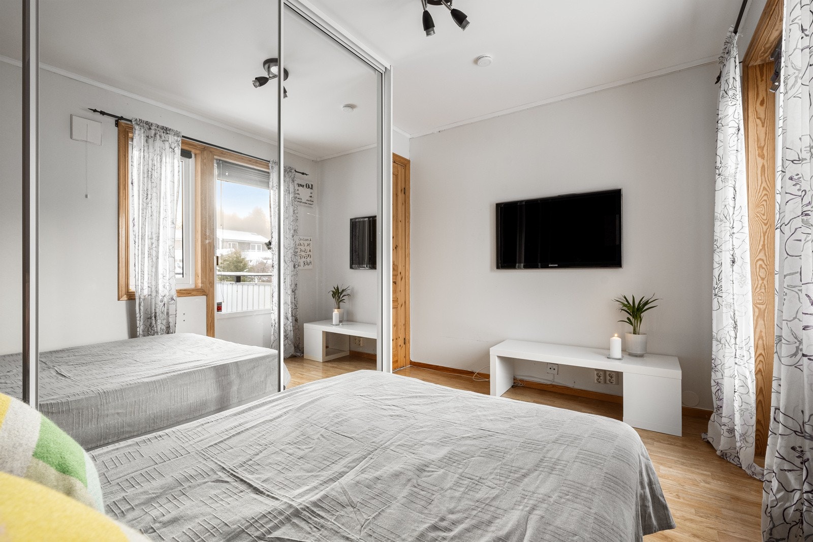 Det er skyvedørsgarderobe langs den ene veggen. Galleribilde