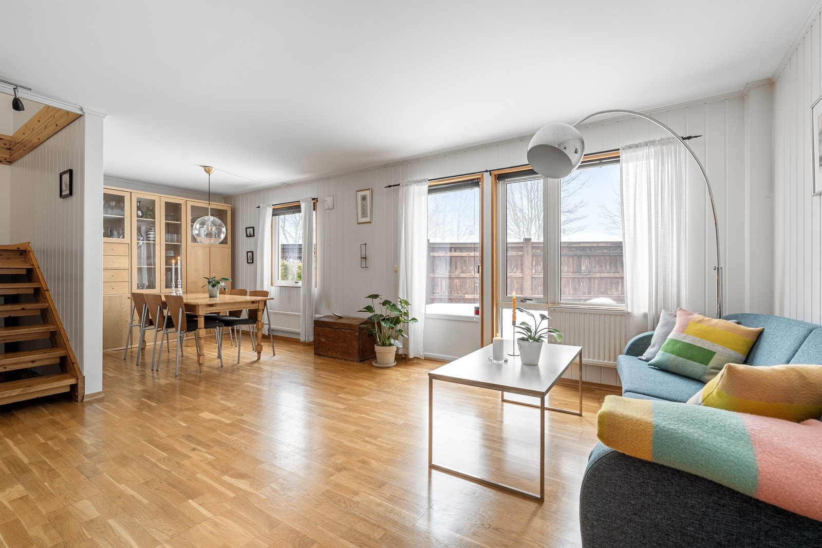 Stuen har naturlige soner for både sofagruppe og spisestue. Galleribilde