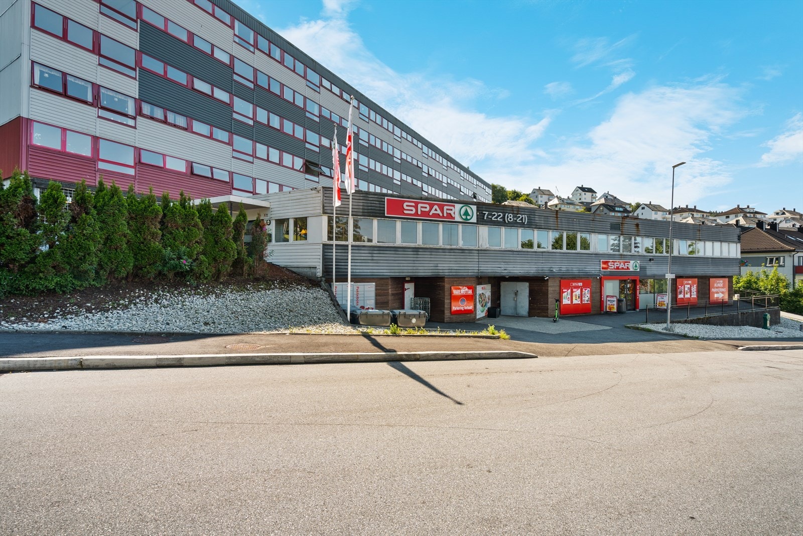 - I bygget nedenfor leiligheten ligger Spar Karensfryd. Det er også kort vei til Rema 1000, Bunnpris og Kiwi - Galleribilde