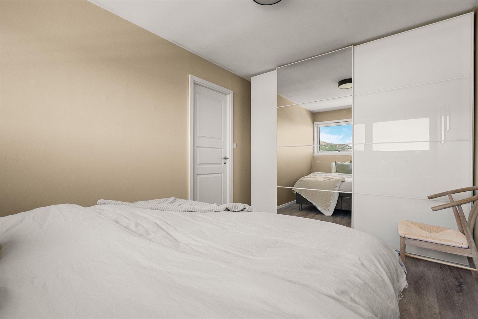 - Stort garderobeskap med god plass til klær og tilbehør - Galleribilde