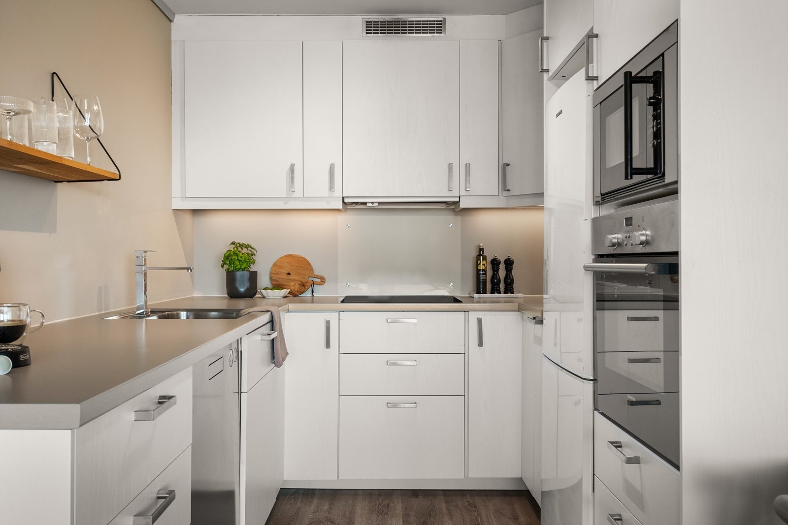 - Det er integrert induksjon platetopp, stekeovn og mikrobølgeovn - Galleribilde