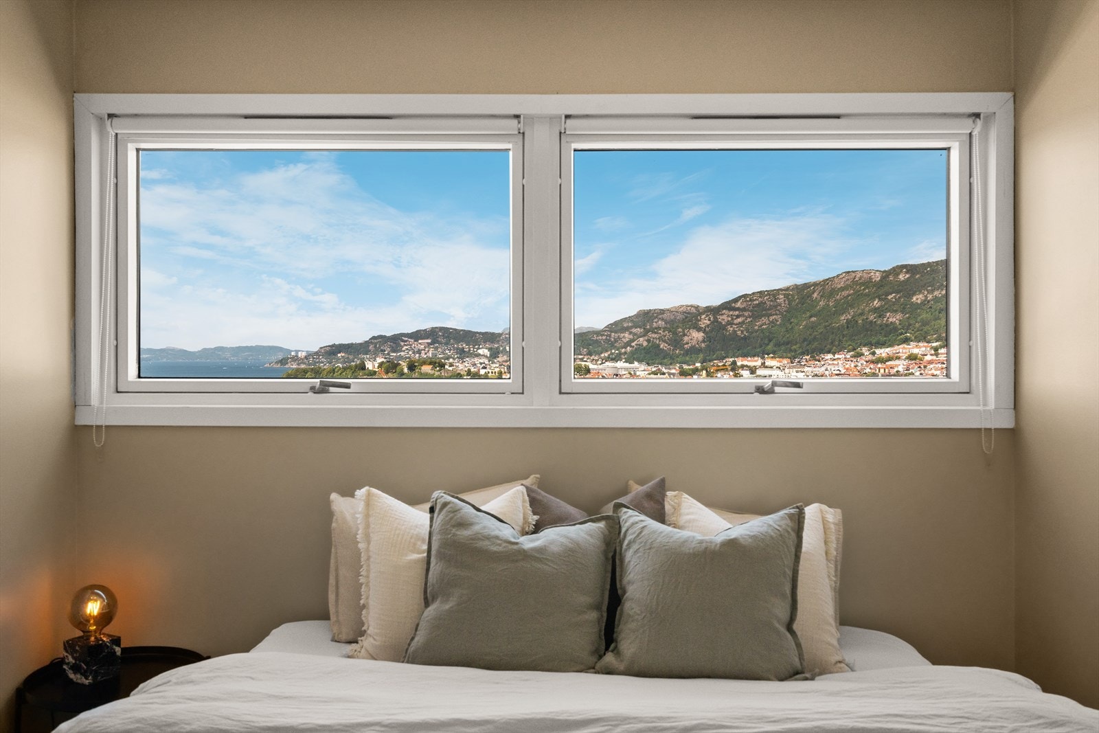 - Fra soverommet kan du også nyte den magiske utsikten - Galleribilde