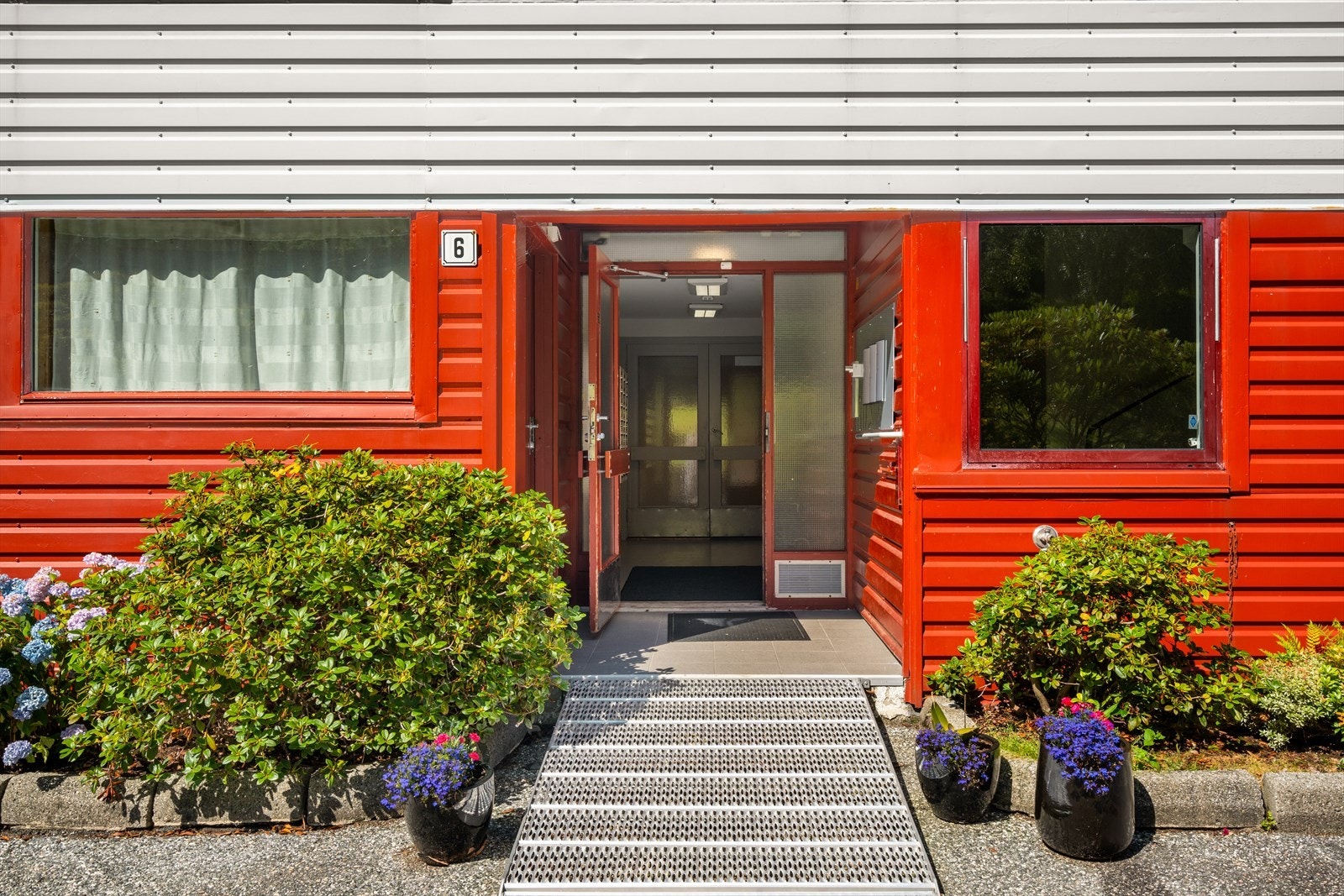 - Pent opparbeidet inngang som gjør det kjekt å få besøk - Galleribilde