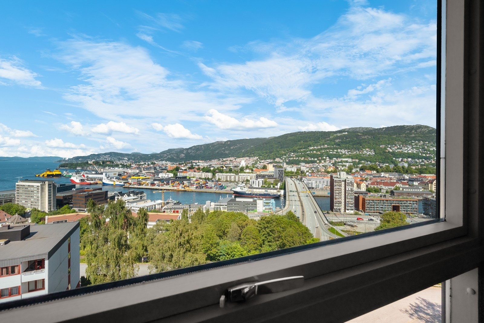 - En lekker toppleilighet med fantastisk panorama- og sjøutsikt med sentral beliggenhet - Galleribilde