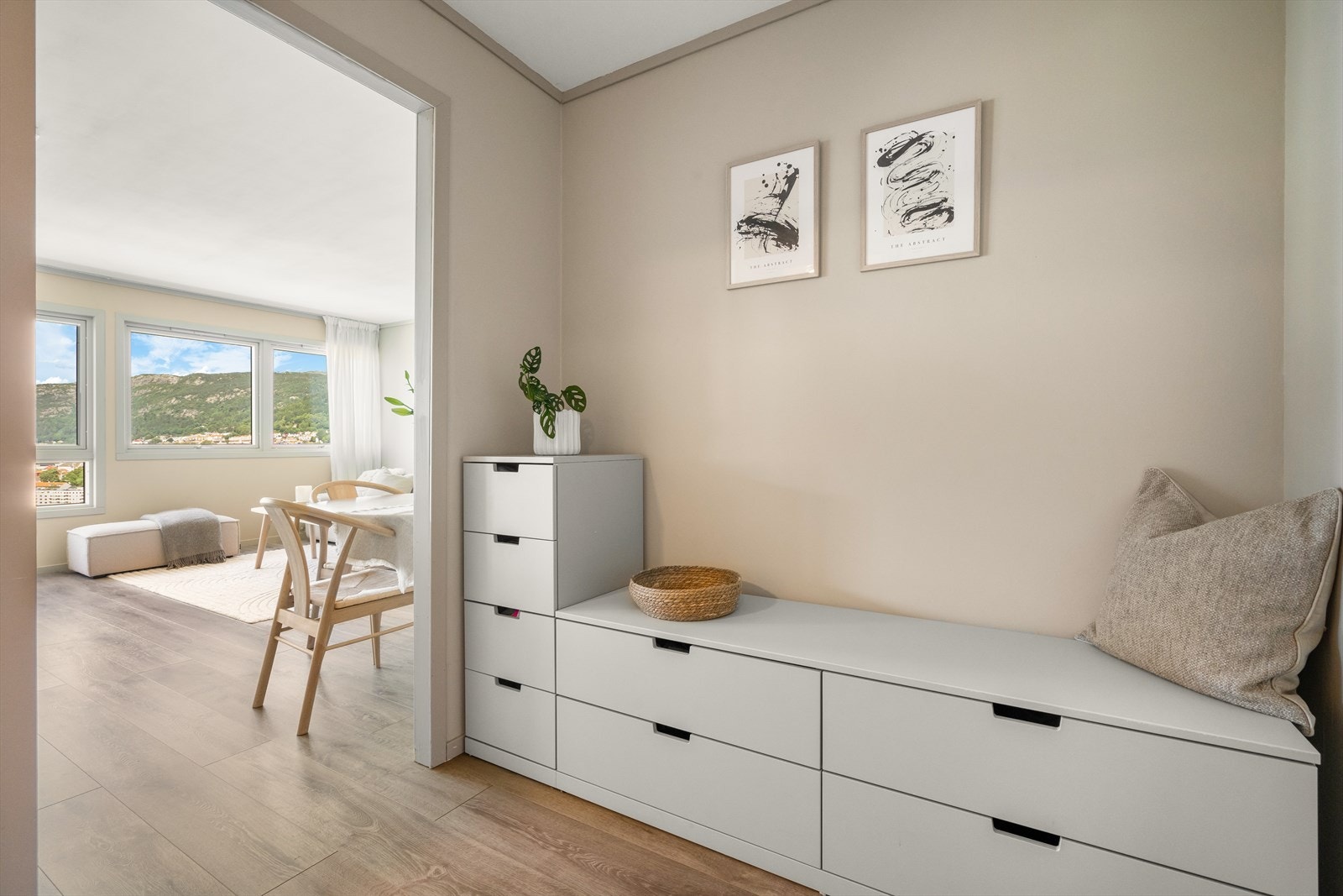 - En entré med gode muligheter for oppbevaring - Galleribilde