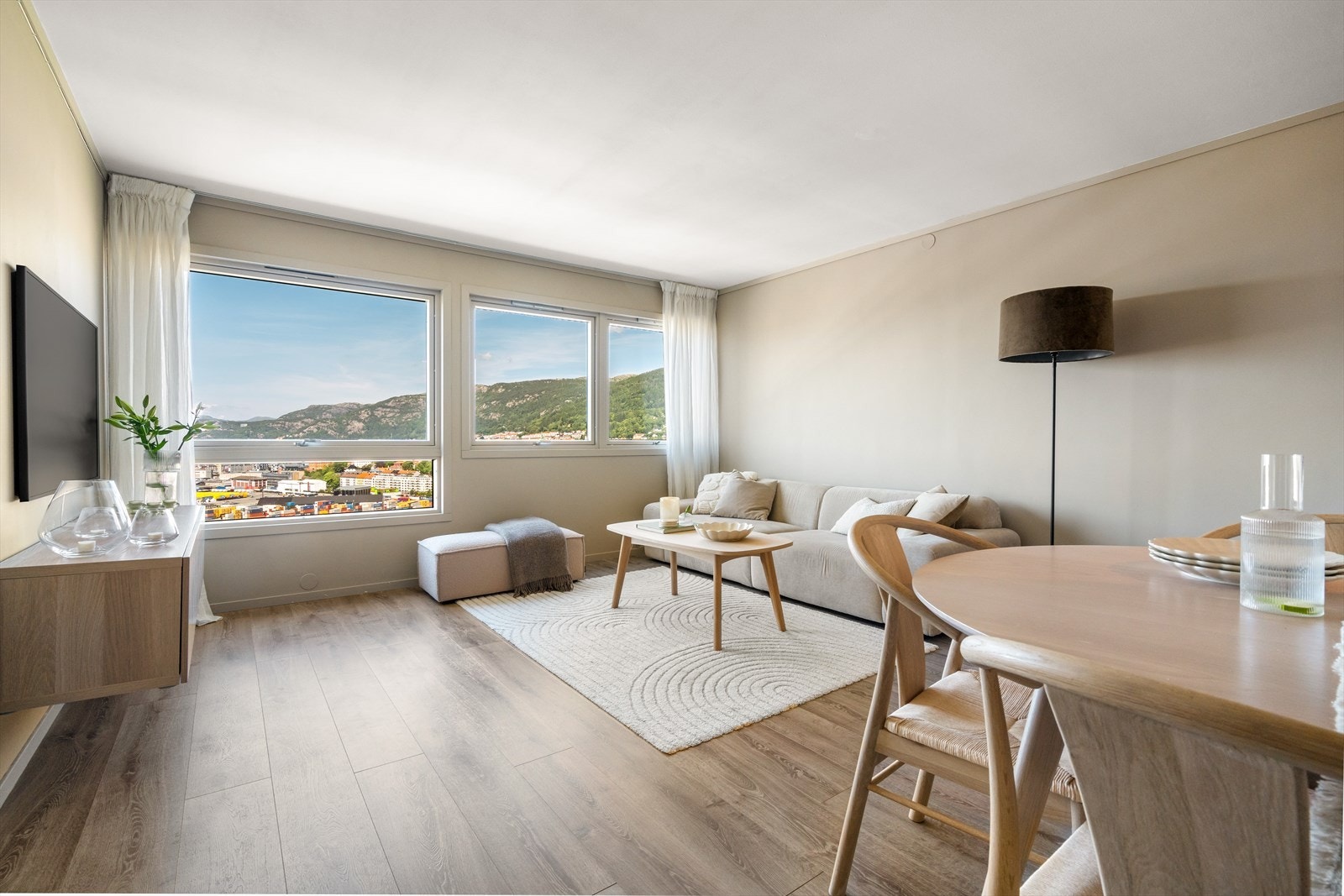 - Stue/kjøkken er på romslige 26,4 m² - Galleribilde