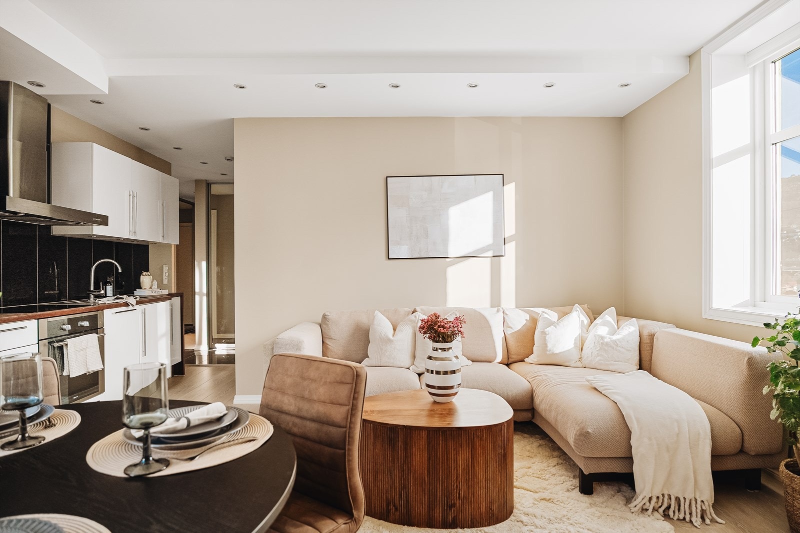 - Romslig og luftig stue/kjøkken på hele 19,3 m² - Galleribilde