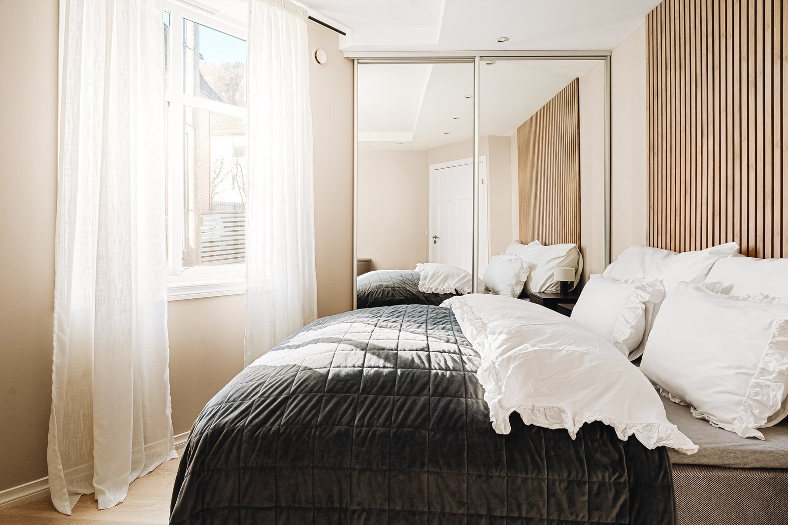 - På hovedsoverommet er det god plass til å møblere med dobbeltseng, garderobe og øvrig møblement - Galleribilde