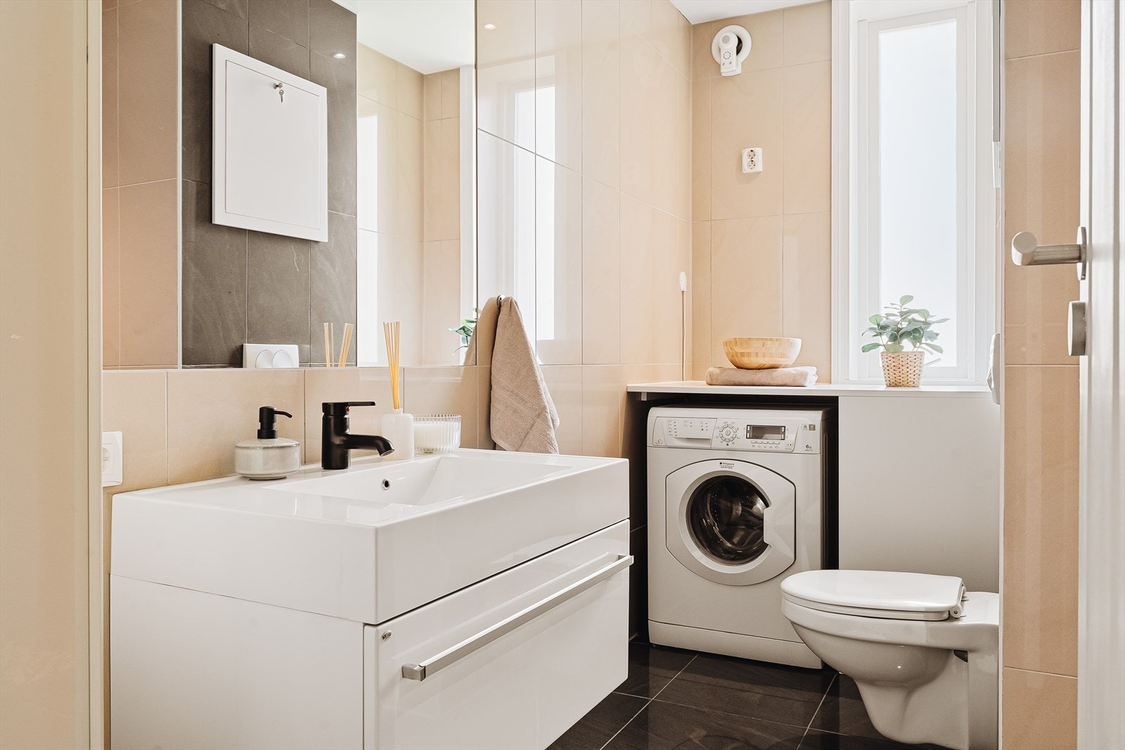 - Nydelig bad med behagelig varme i gulv. Merk praktisk vaskeromsløsning for en enklere hverdag - Galleribilde