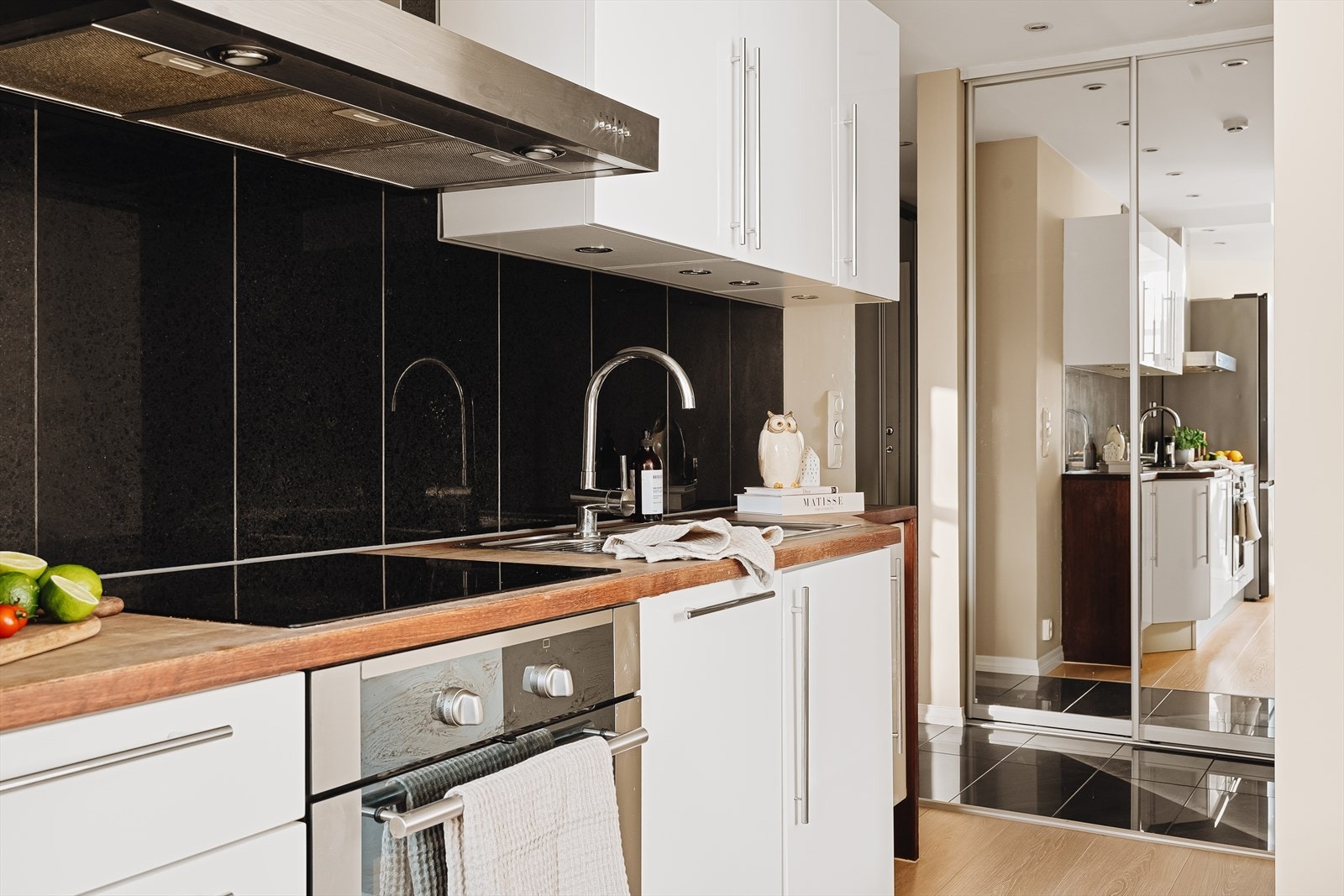 - Leiligheten har rikelig med oppbevaringsplass, inkludert flere garderobeløsninger med stilige speilfronter som gir en romslig følelse - Galleribilde