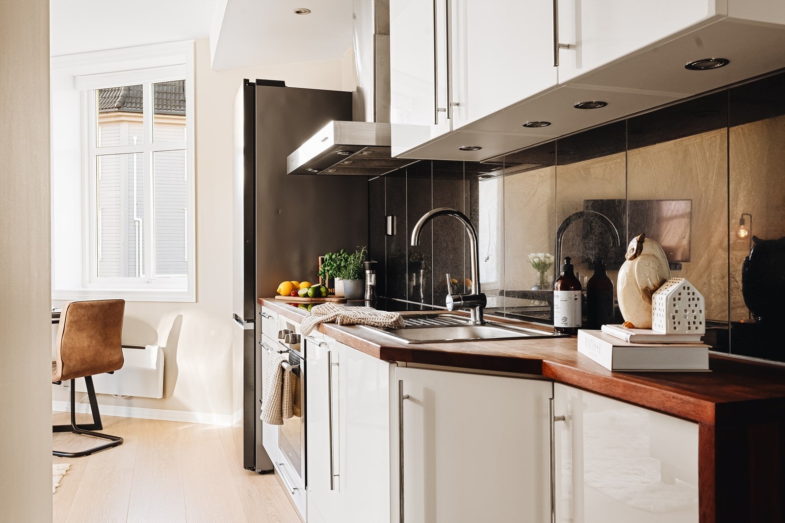 - Kjøkkenet er integrert med induksjon platetopp, stekeovn og oppvaskmaskin til glede for ny eier - Galleribilde