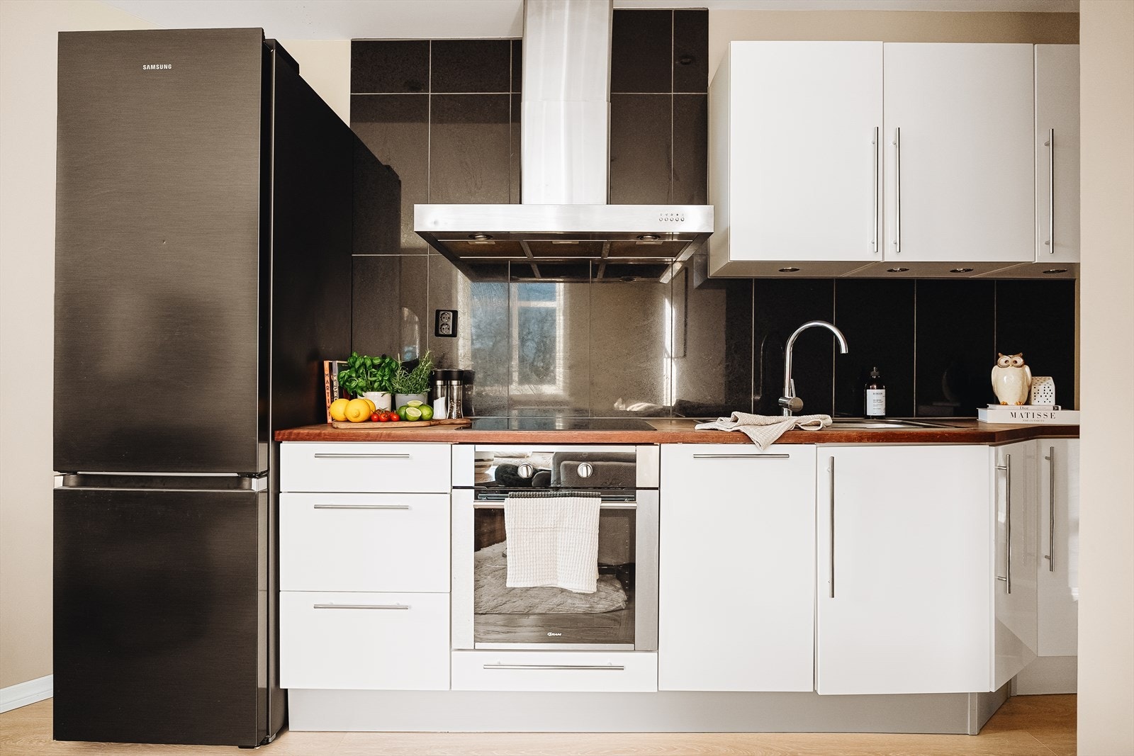 - Strøkent kjøkken med slette fronter og heltré benkeplate med nedfelt vask - Galleribilde