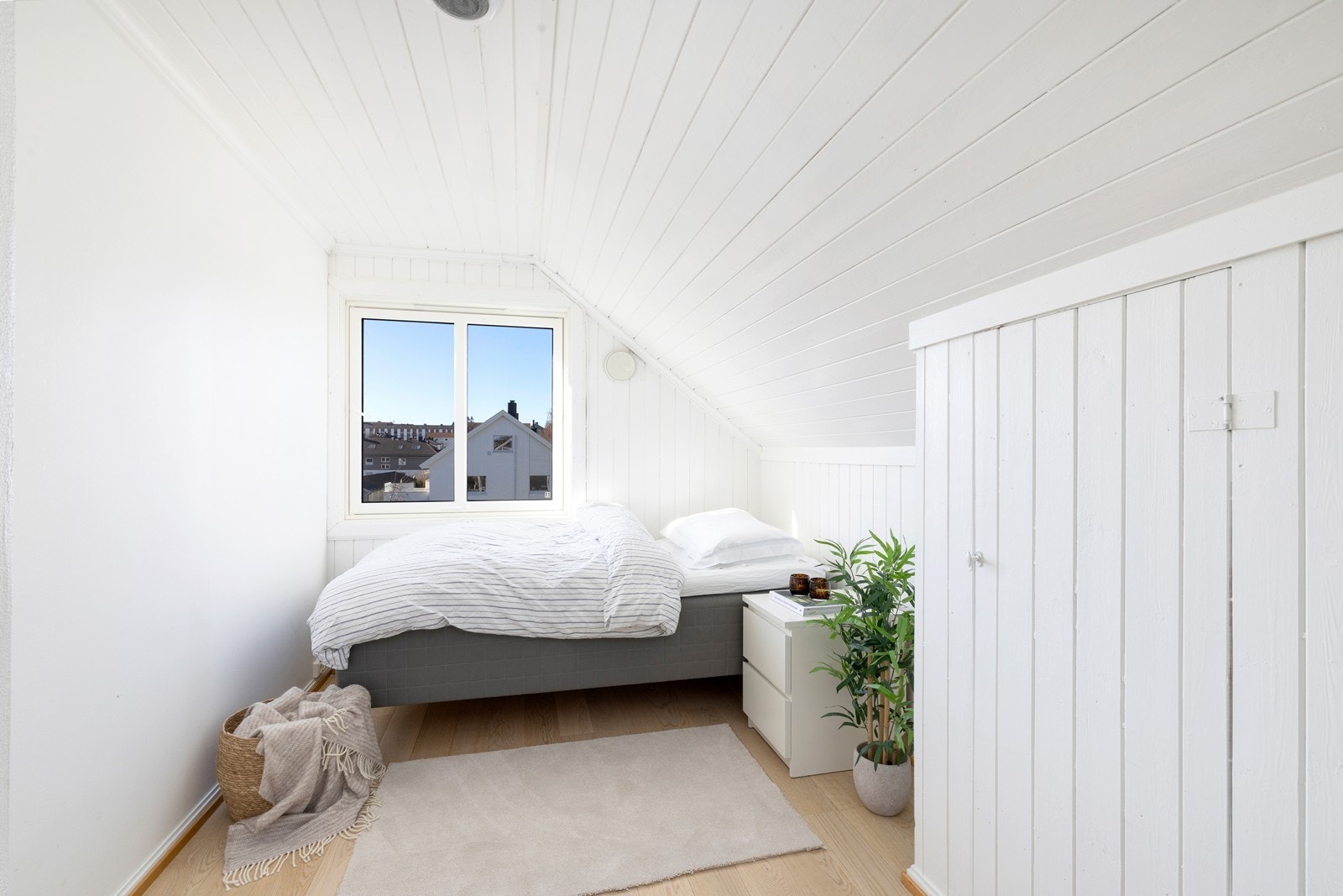 Det medfølger en innredet bod på loft (ikke godkjent til varig opphold) og to boder i kjeller. Galleribilde