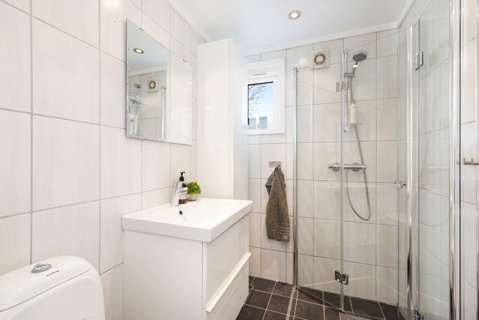 Badet inneholder toalett, servant med underskap og dusjhjørne. Fellesvaskeri i kjeller med plass til egen vaskemaskin og tørketrommel. Galleribilde