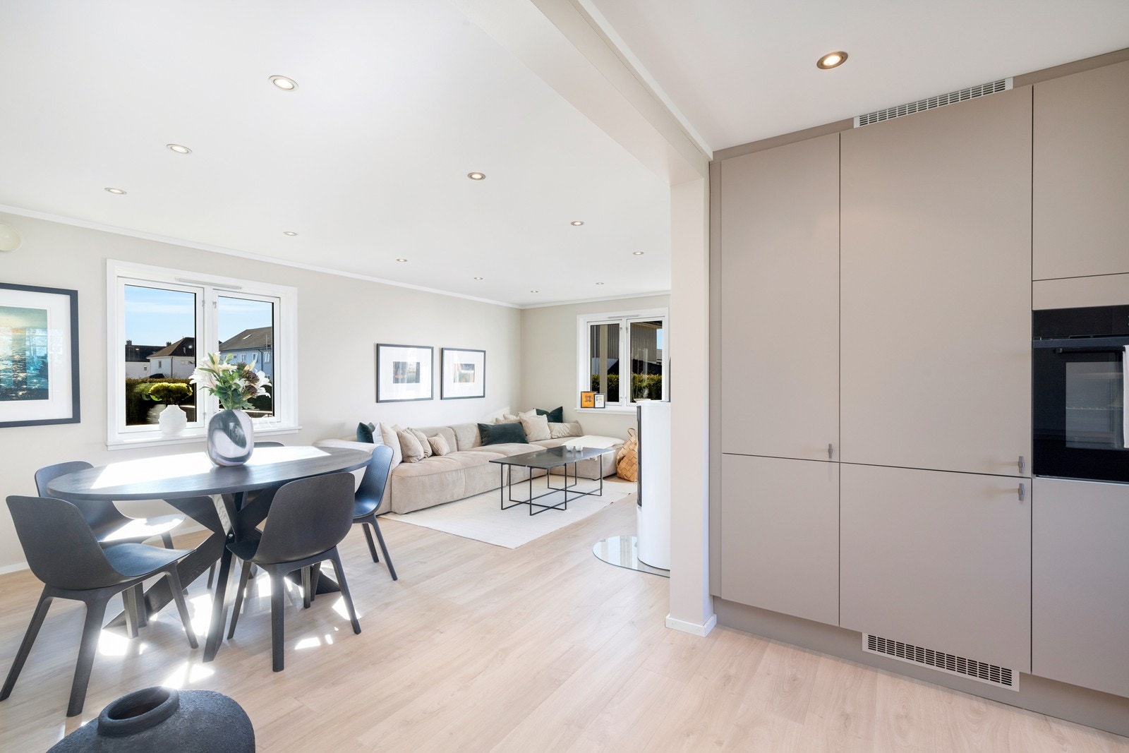 I overgangen mot stuen er det god plass til spisebord. Galleribilde
