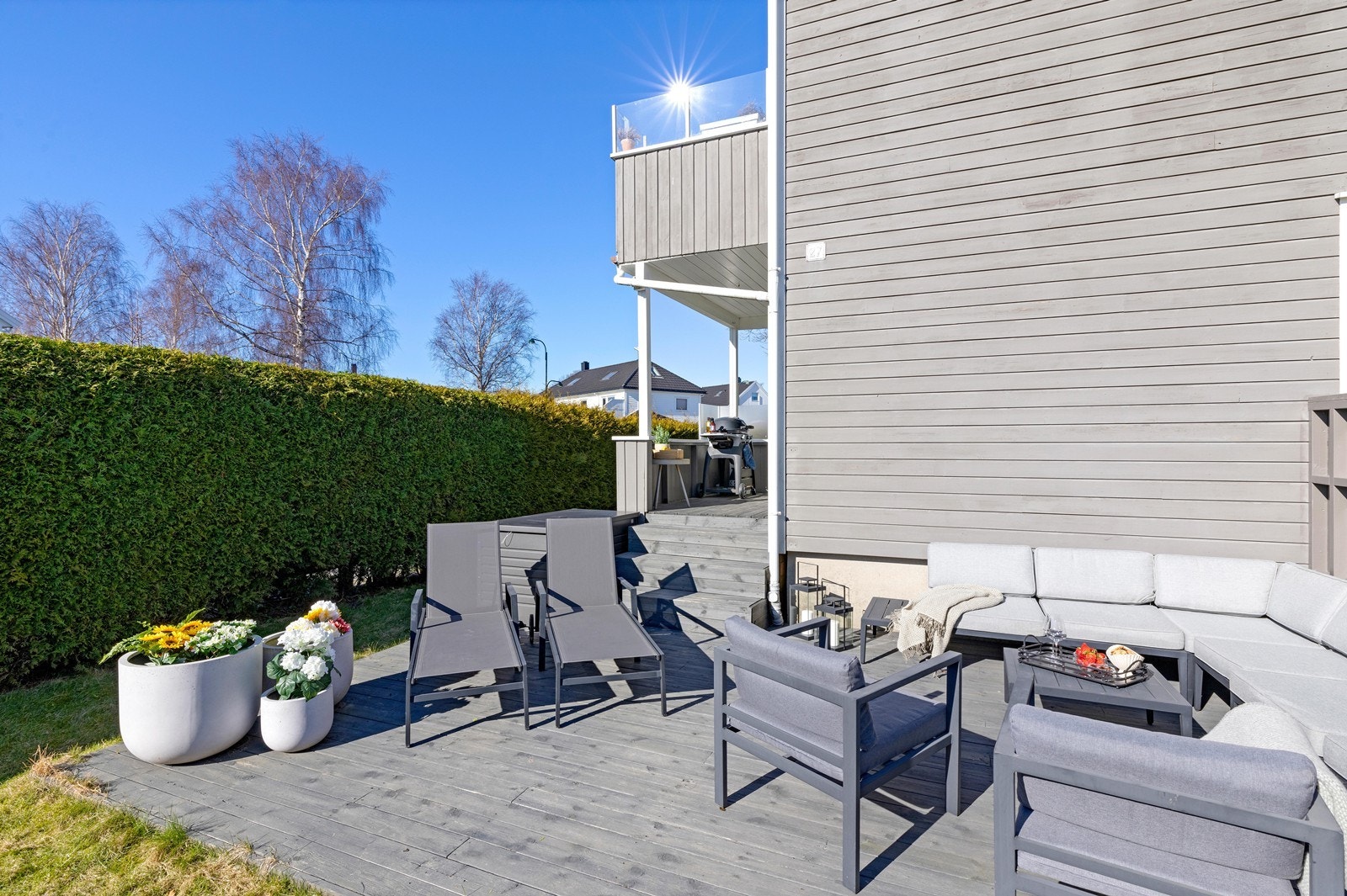 Stor, solrik og skjermet uteplass. Galleribilde