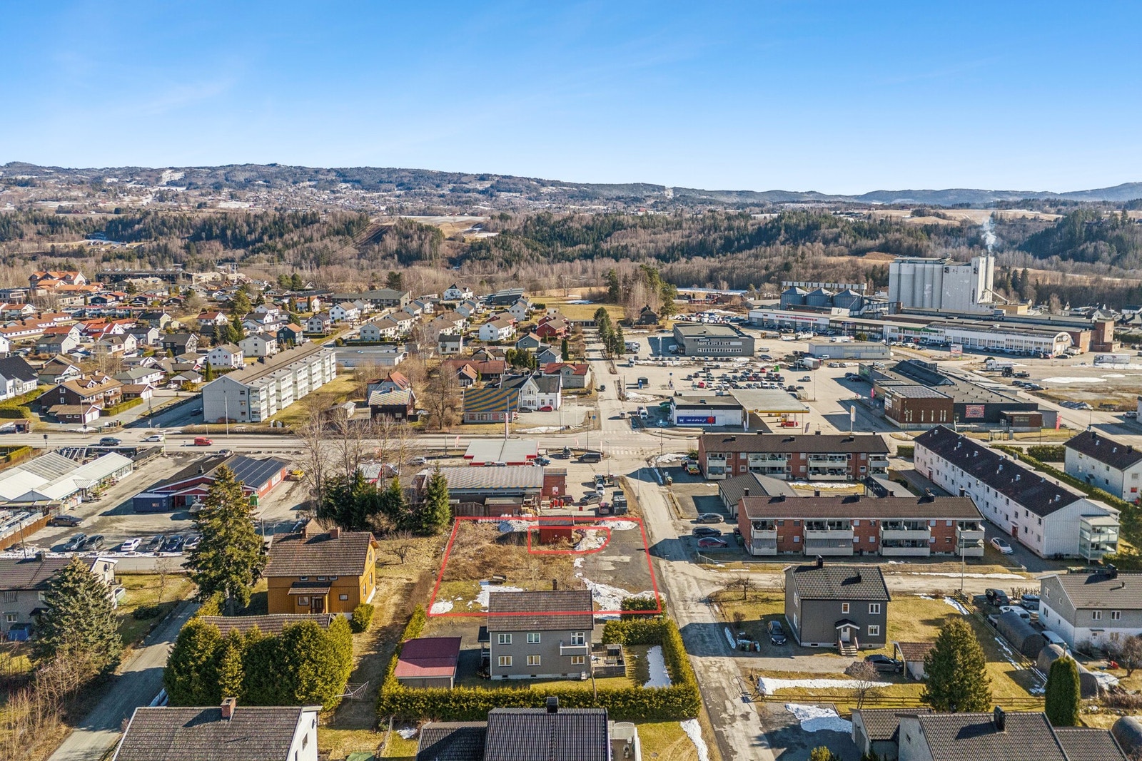 Tomten har en solrik og sentral beliggenhet i Hønefoss.
Grensene er en illustrasjon og er ikke nøyaktig. Galleribilde