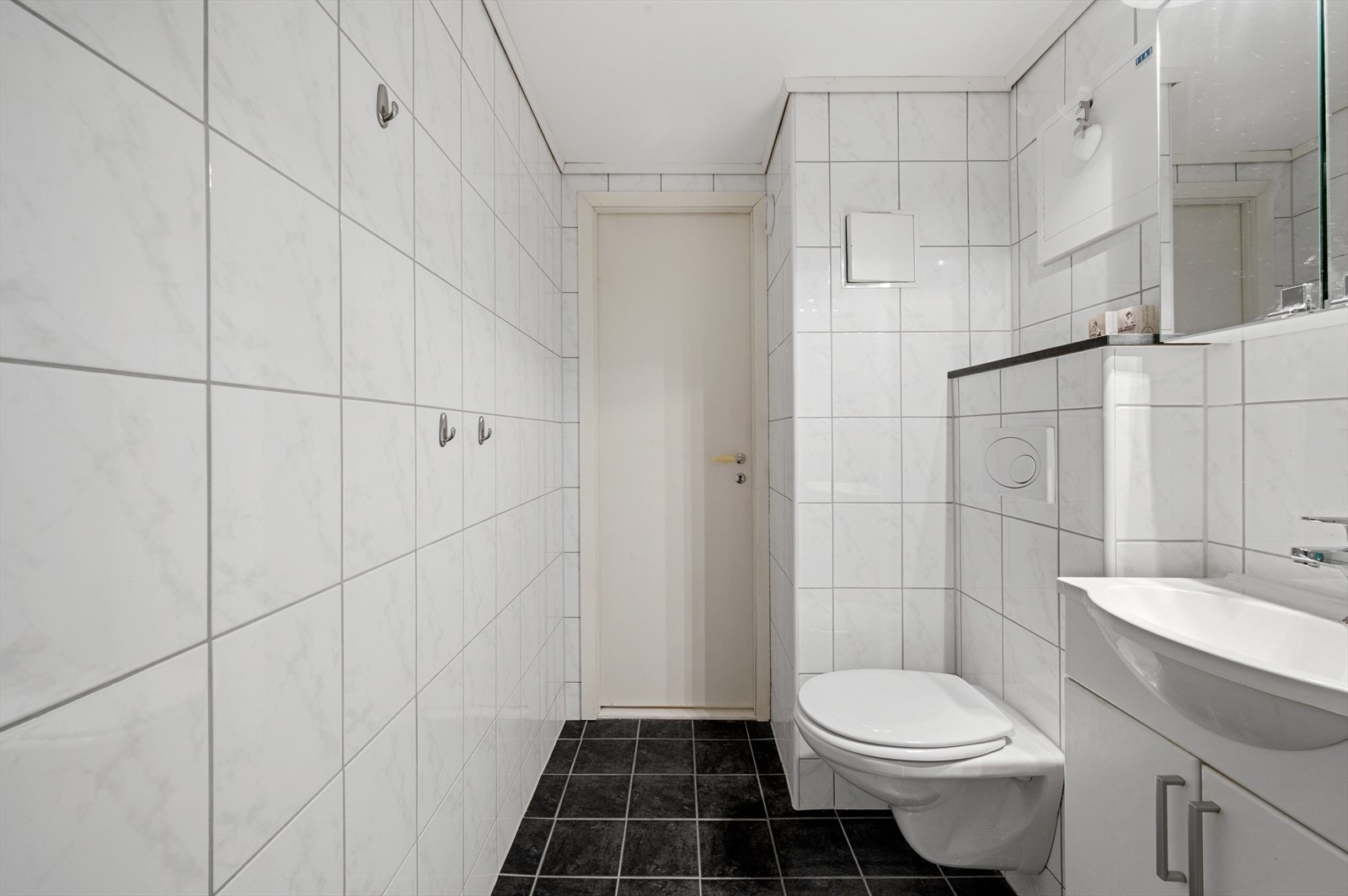 Badegulv- og vegger er fliselagt og himling er malt. Det er elektriske varmekabler i gulv og mekanisk avtrekk. Galleribilde