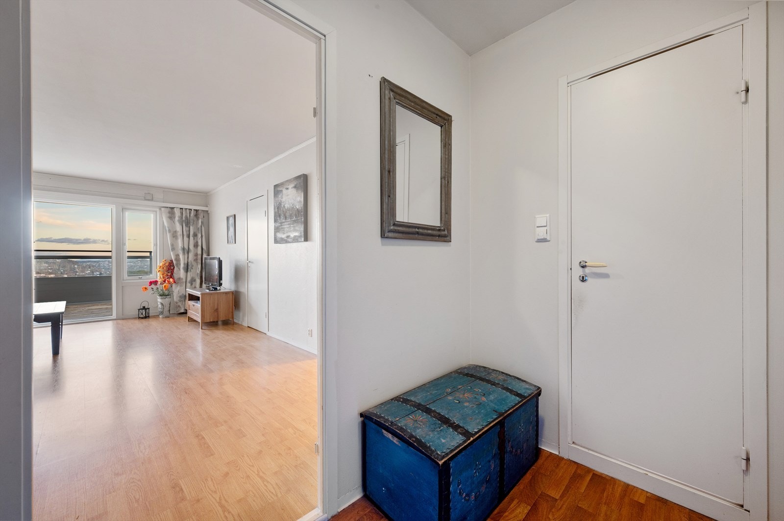 Entré på 3,2 m² med god plass til oppbevaring Galleribilde