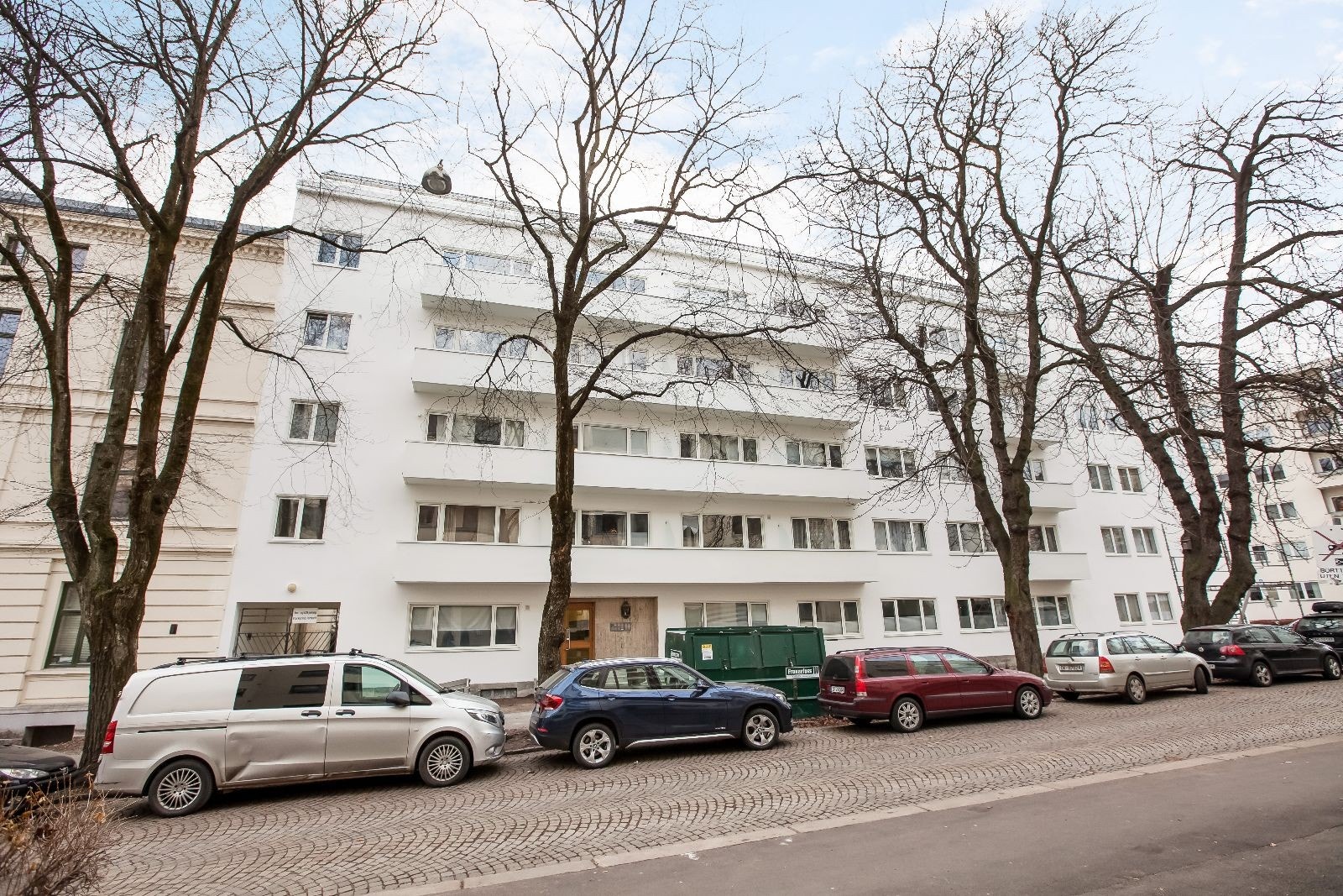 Fasade. Leiligheten ligger i byggets 4. etasje med balkong og heis. Galleribilde