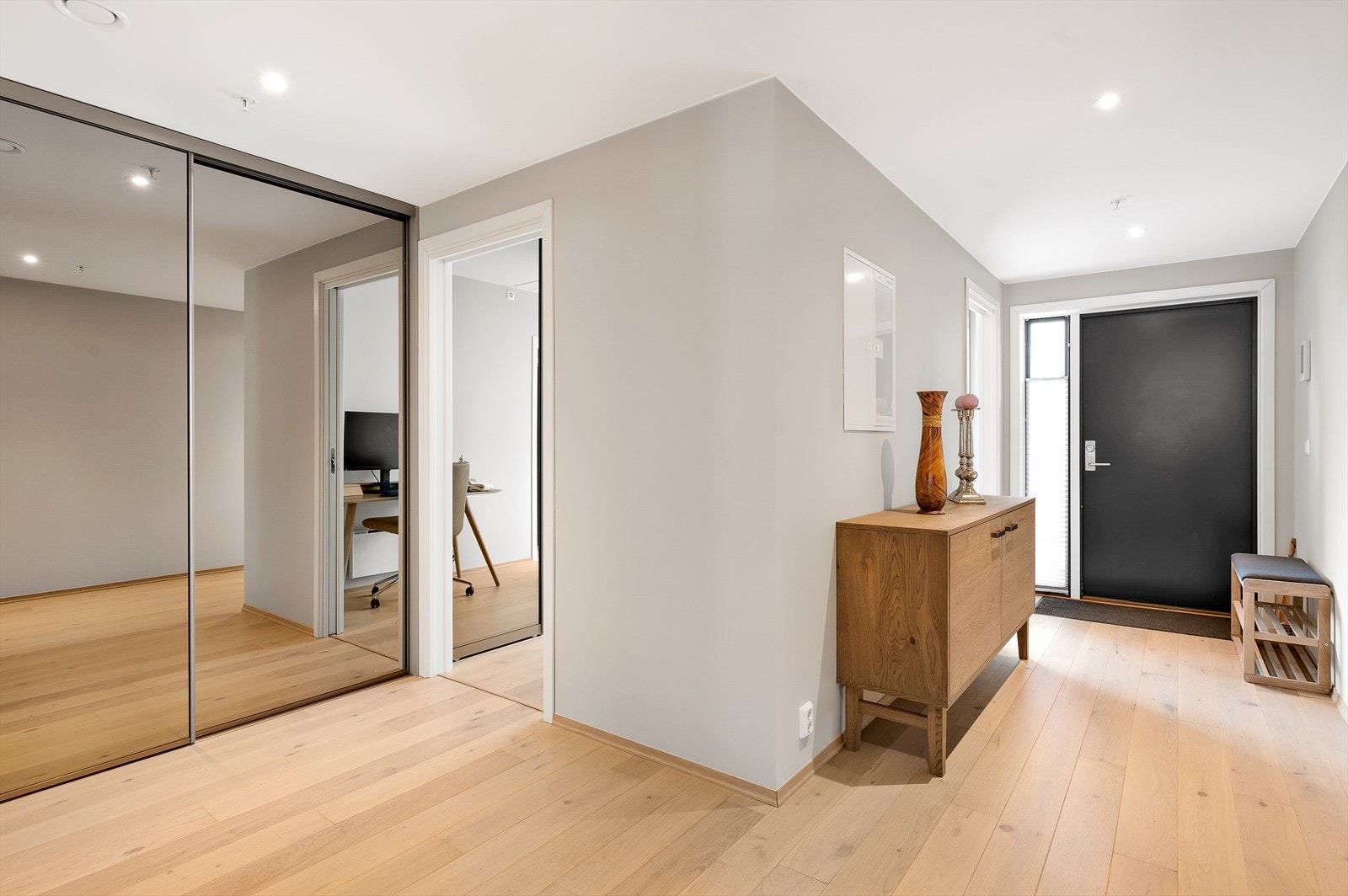 Romslig gang med skyvedørsgarderobe Galleribilde