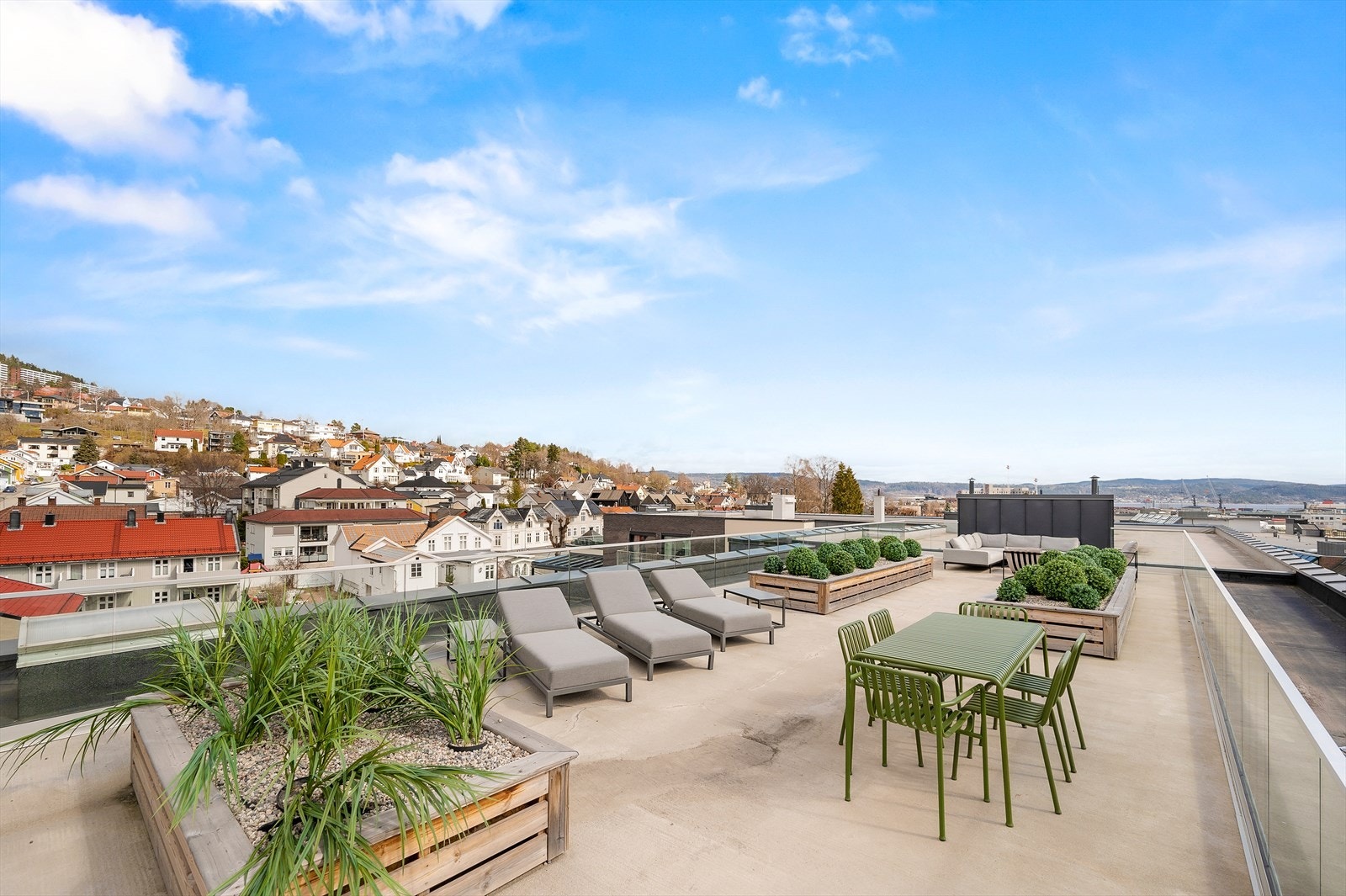 Stor felles takterrasse med flott utsikt Galleribilde