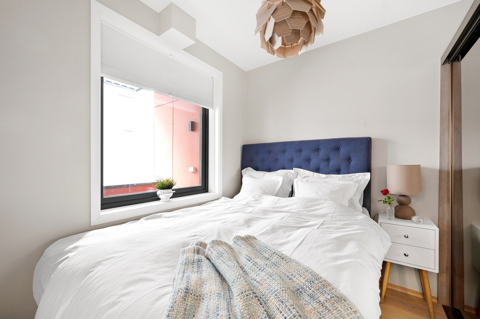 Soverom med garderobeskap Galleribilde